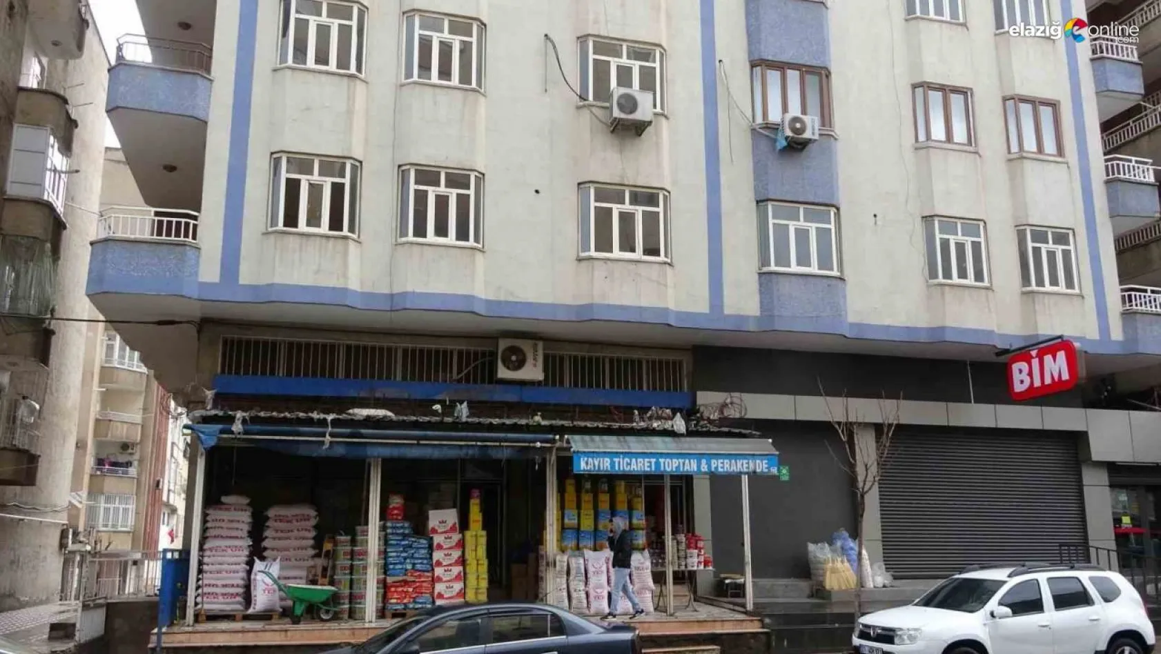 Diyarbakır'da esnaf ağır ve orta hasarlı binaların altında kepenk açtı