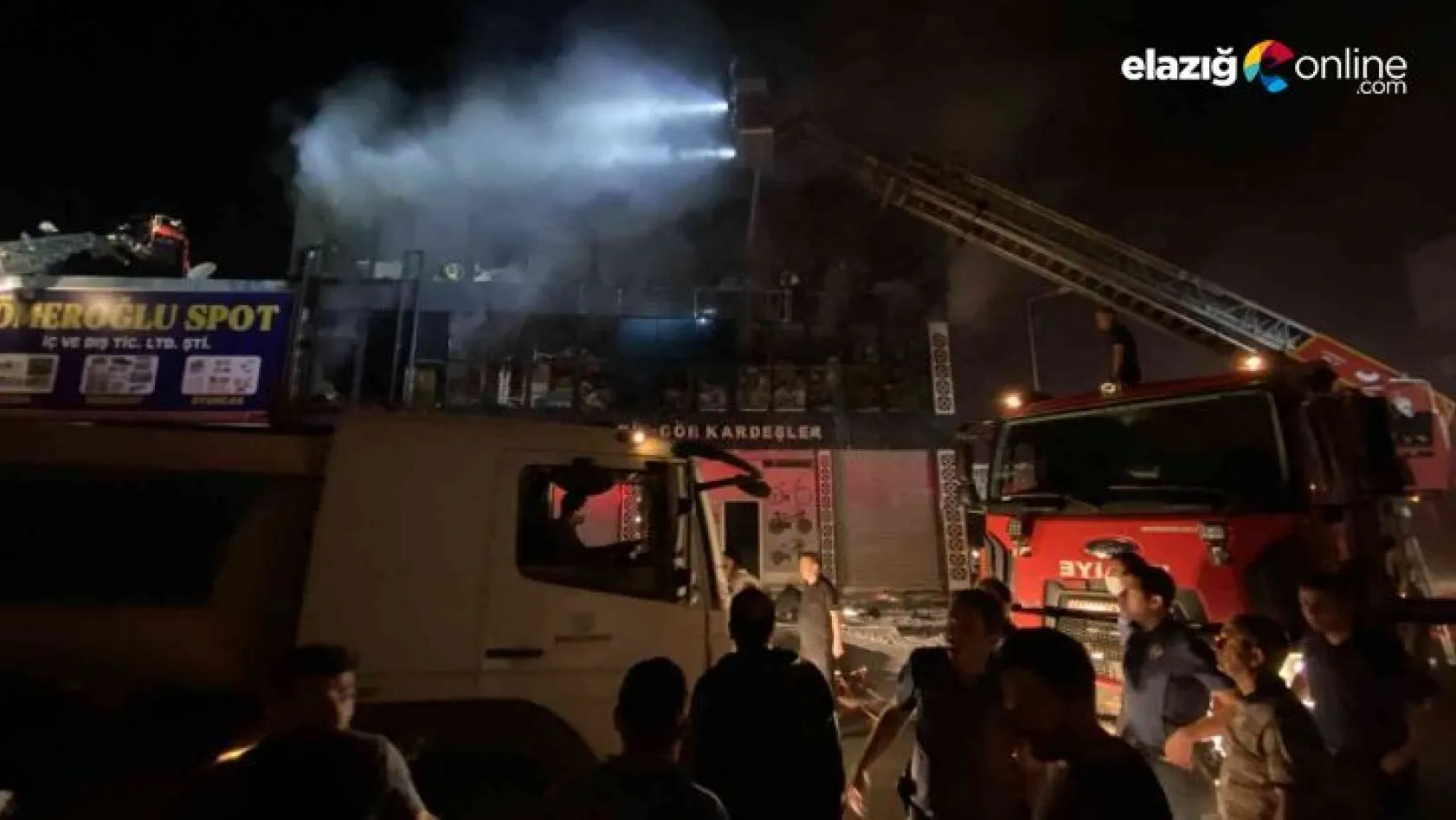 Diyarbakır'da gıda toptancılar sitesinde yangın çıktı. Yaklaşık iki saattir kontrol altına alınmaya çalışılan yangında söndürme çalışmaları devam ediyor.