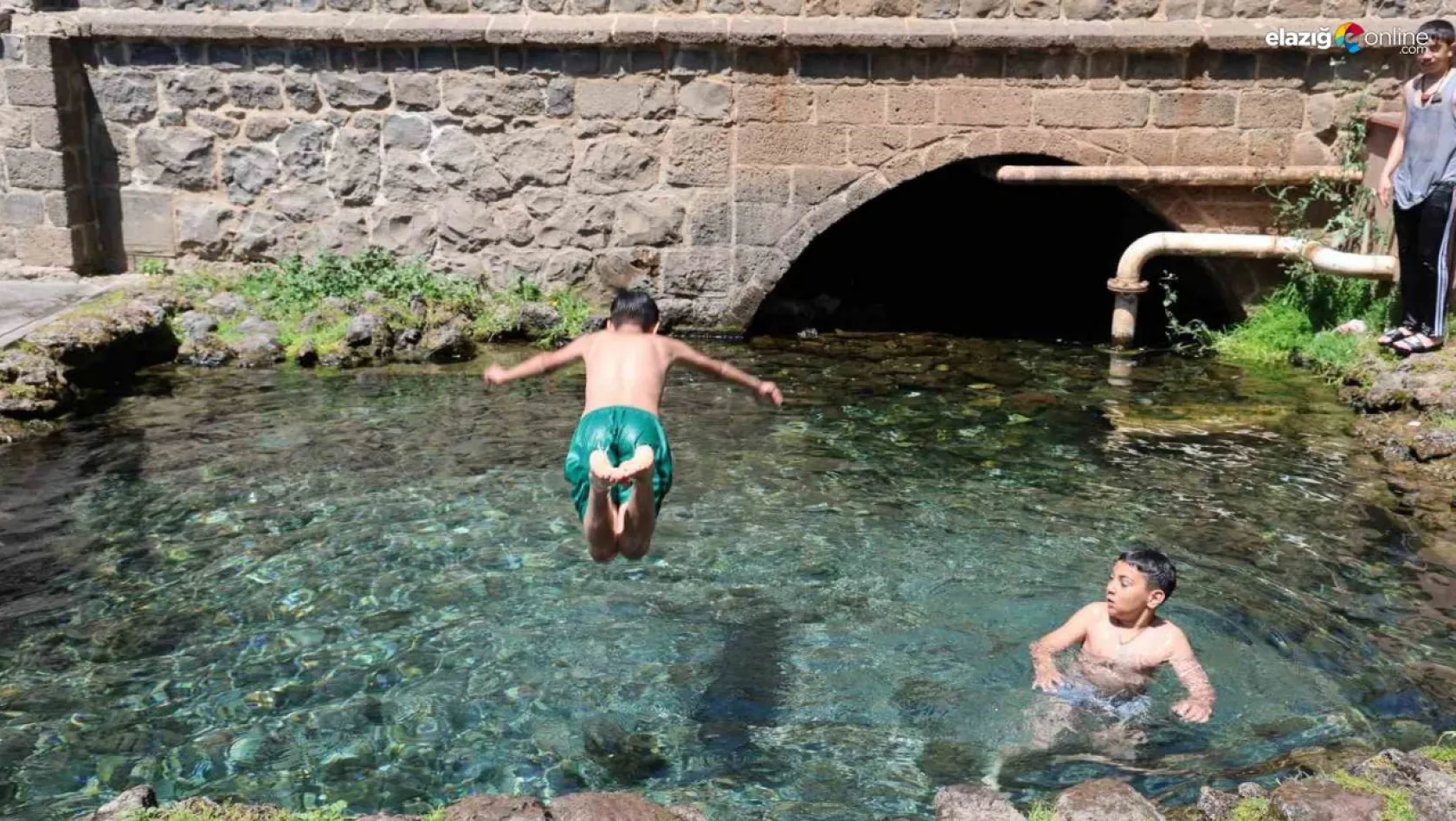Diyarbakır'da çocukların süs havuzu keyfi!