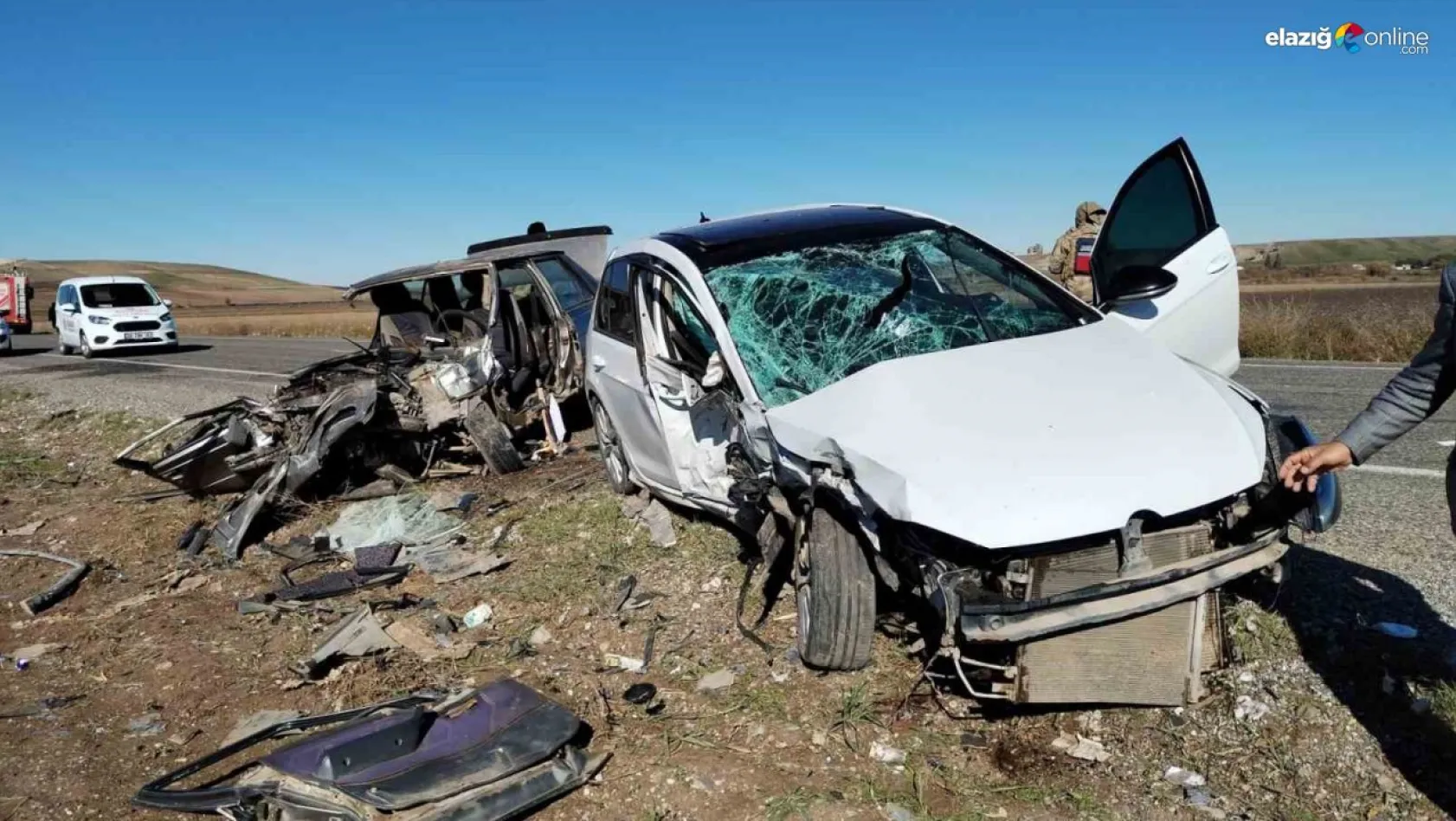 Diyarbakır'da iki otomobil kafa kafaya çarpıştı: 2 ölü, 1 yaralı