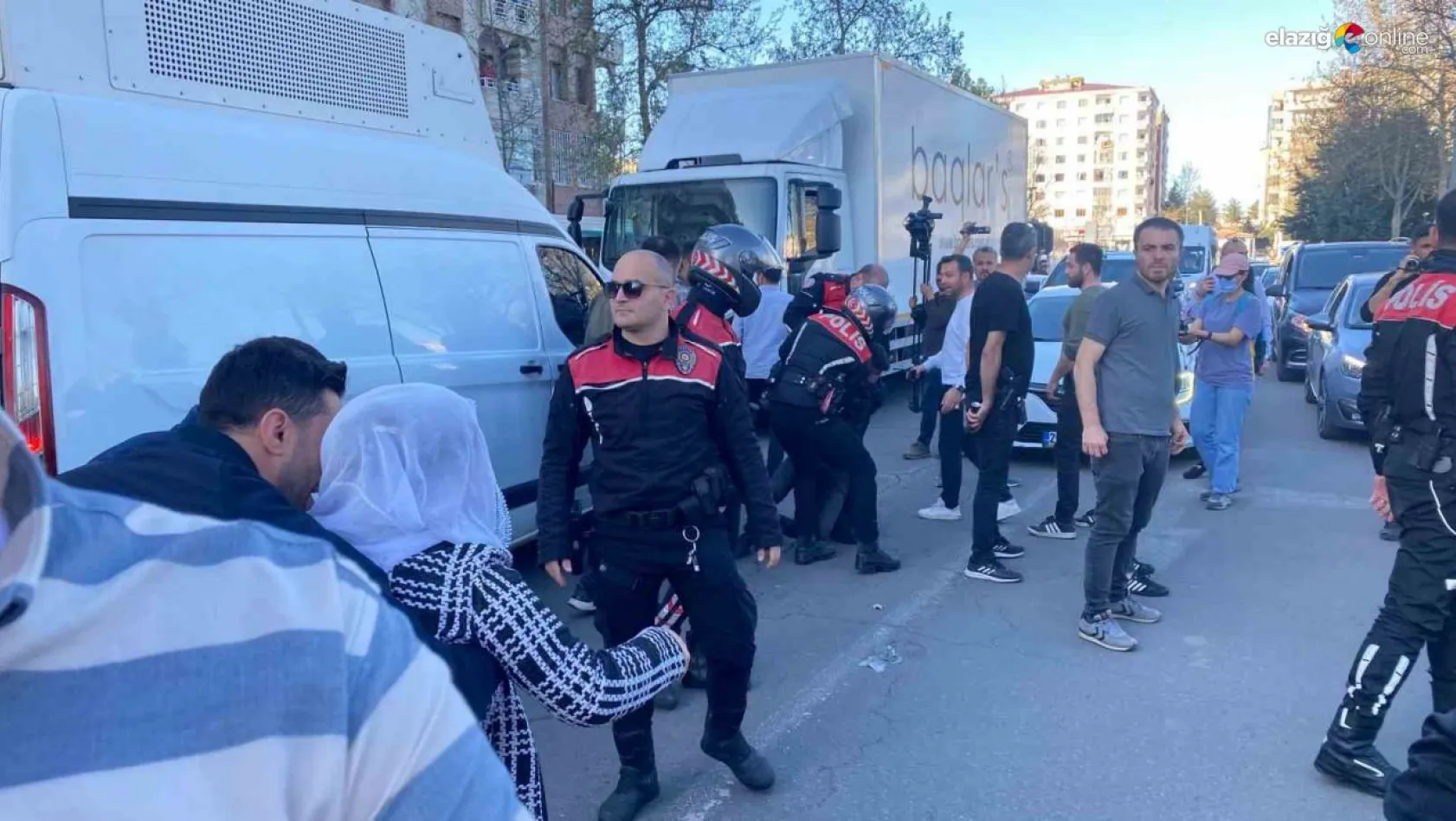 Diyarbakır'da DEM'lilere polis müdahalesi