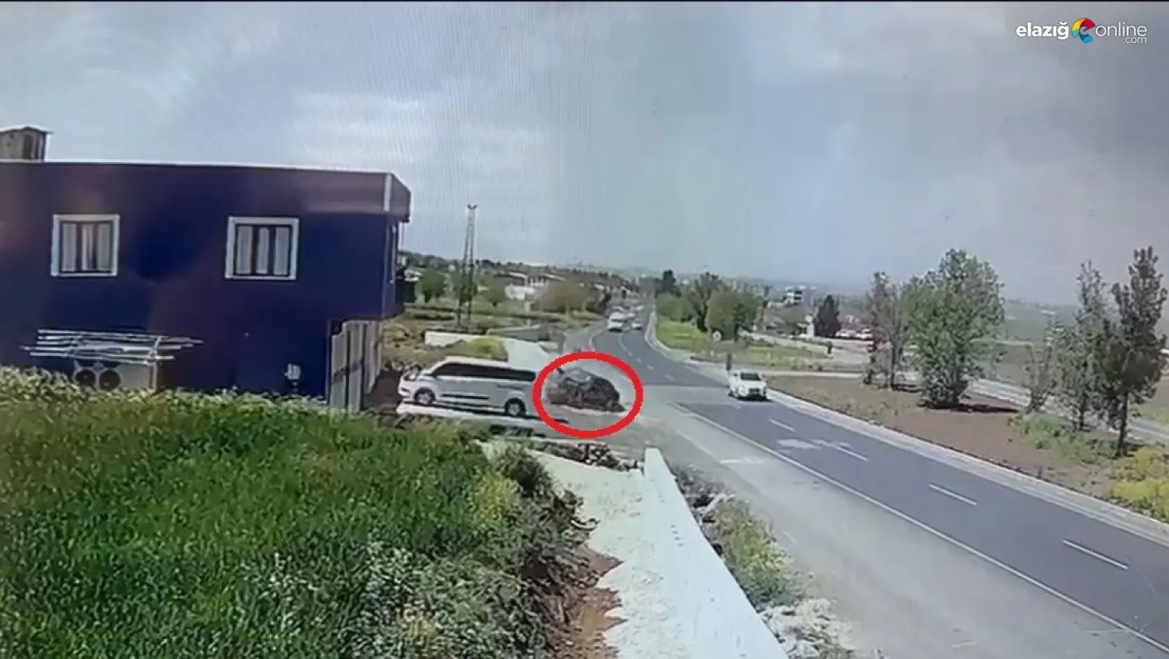 Diyarbakır'daki kaza anı güvenlik kamerasına yansıdı
