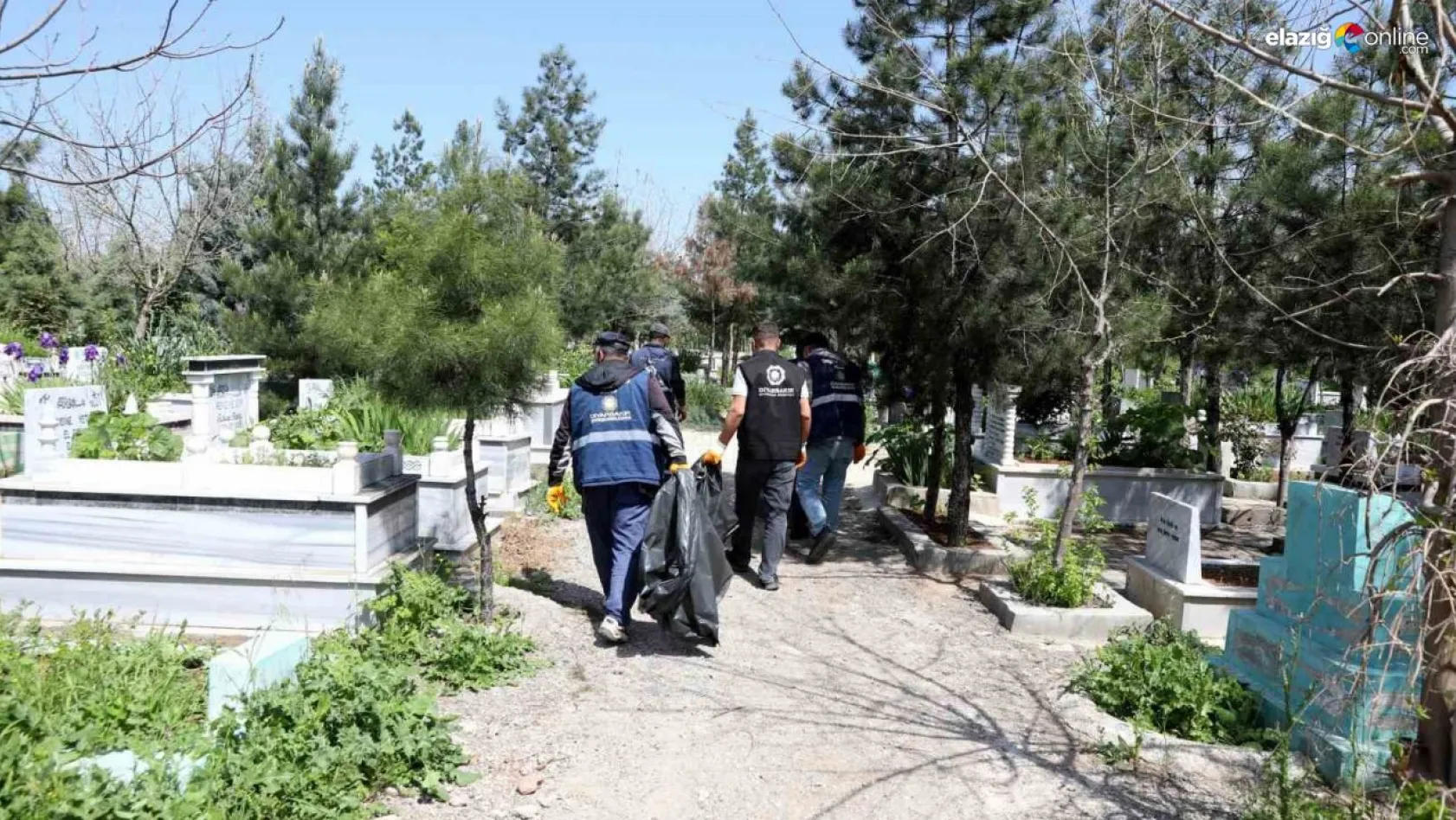 Diyarbakır'da mezarlıklarda bayram temizliği