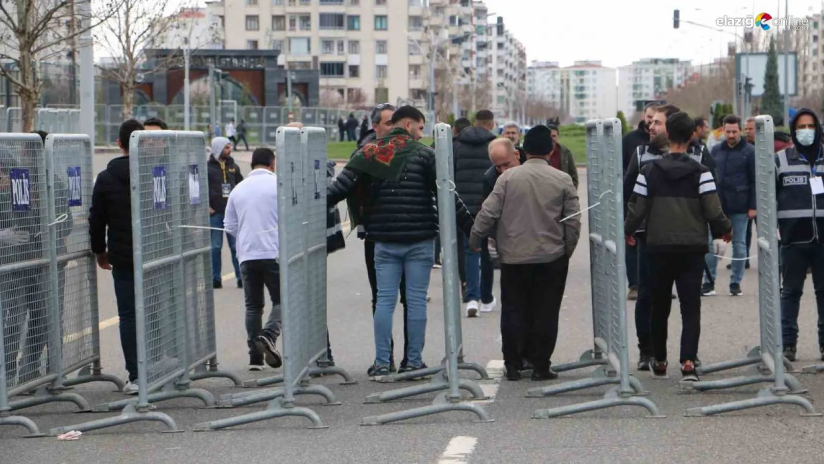 Diyarbakır'da Nevruz kutlaması geniş güvenlik önlemi içinde başladı