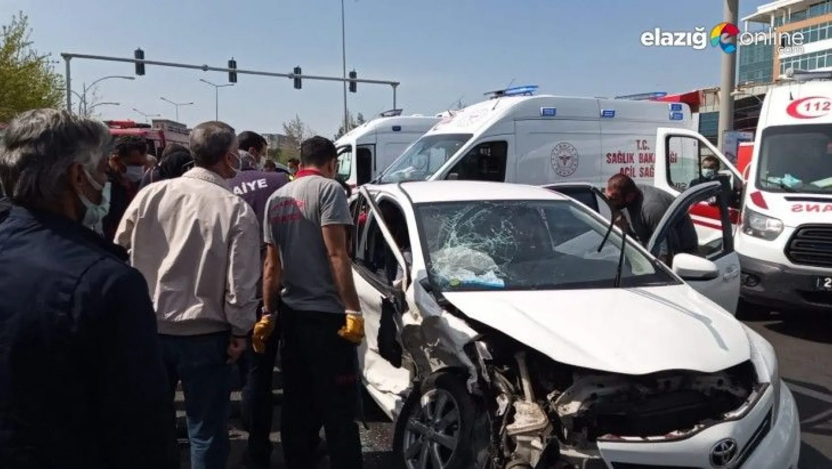 Diyarbakır'da otomobil, dönüşü yasak olan yola girdi: 5'i ağır 7 yaralı