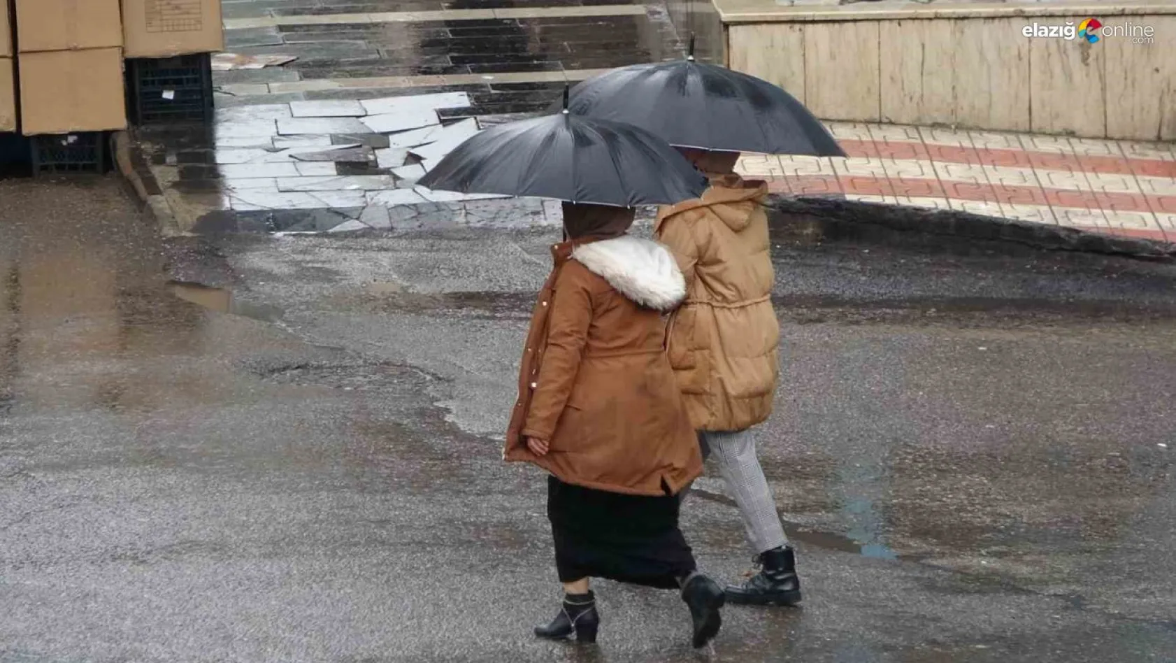 Diyarbakır'da sabah saatlerinde kısa süreli yağış etkisini gösterdi