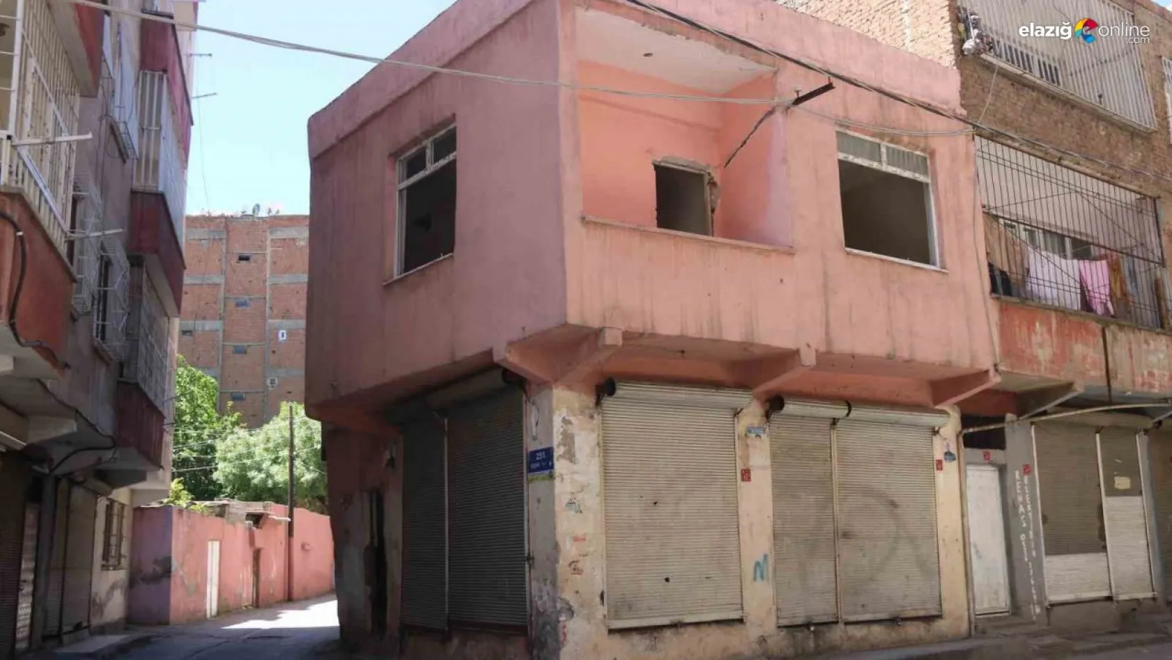 Diyarbakır'da vatandaşlar metruk yapının yıkımını istiyor