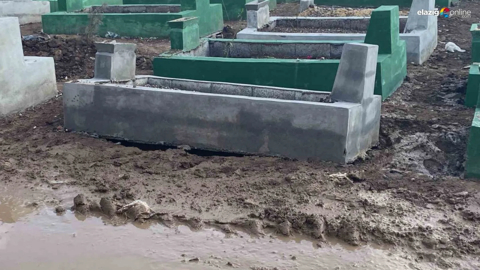 Diyarbakır'da yağmur sonrası depremzedelerin mezarları çöktü, obruklar oluştu