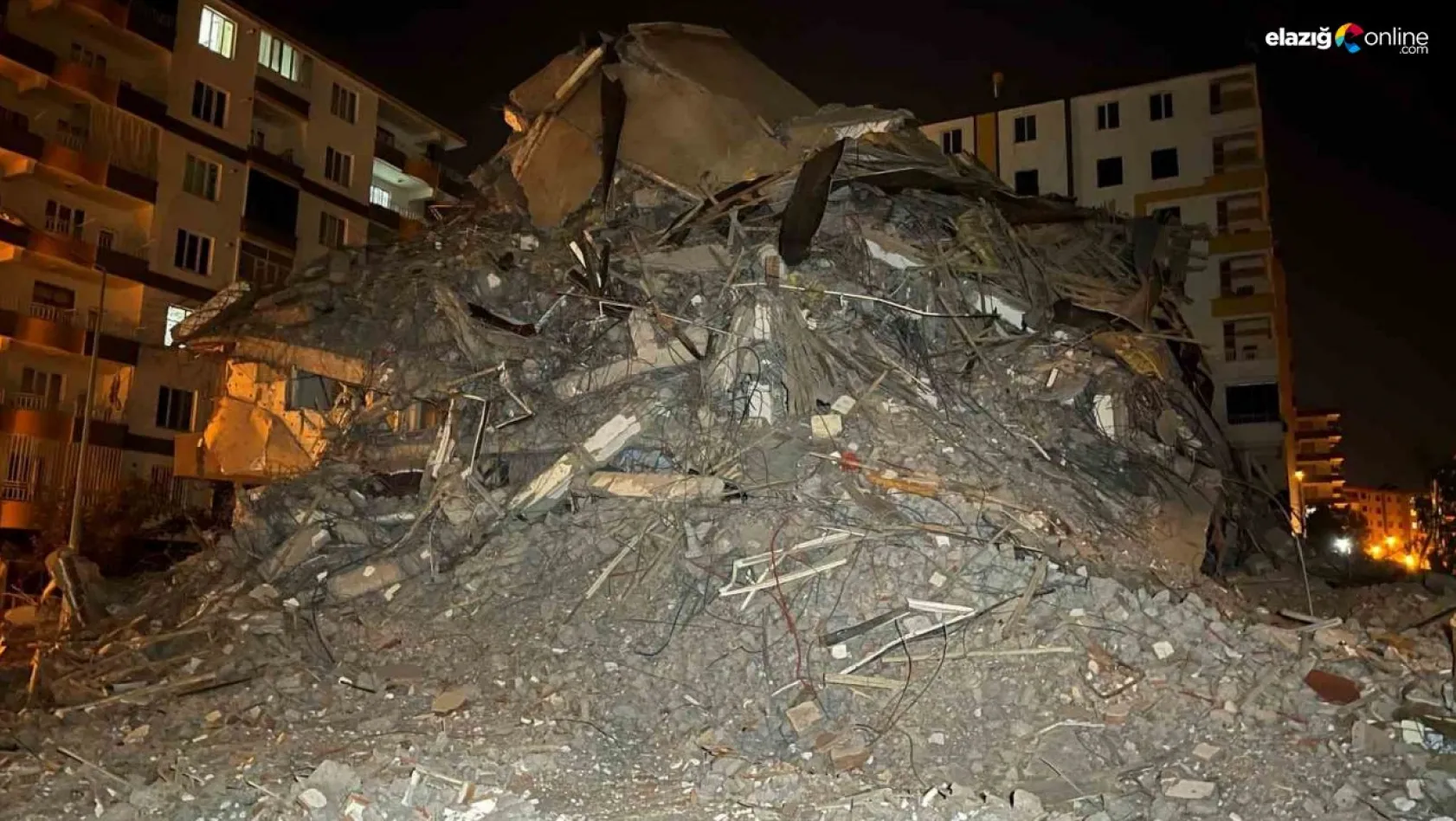 Diyarbakır'da yıkımı yapılan ağır hasarlı binanın bir kısmı kendiliğinden çöktü