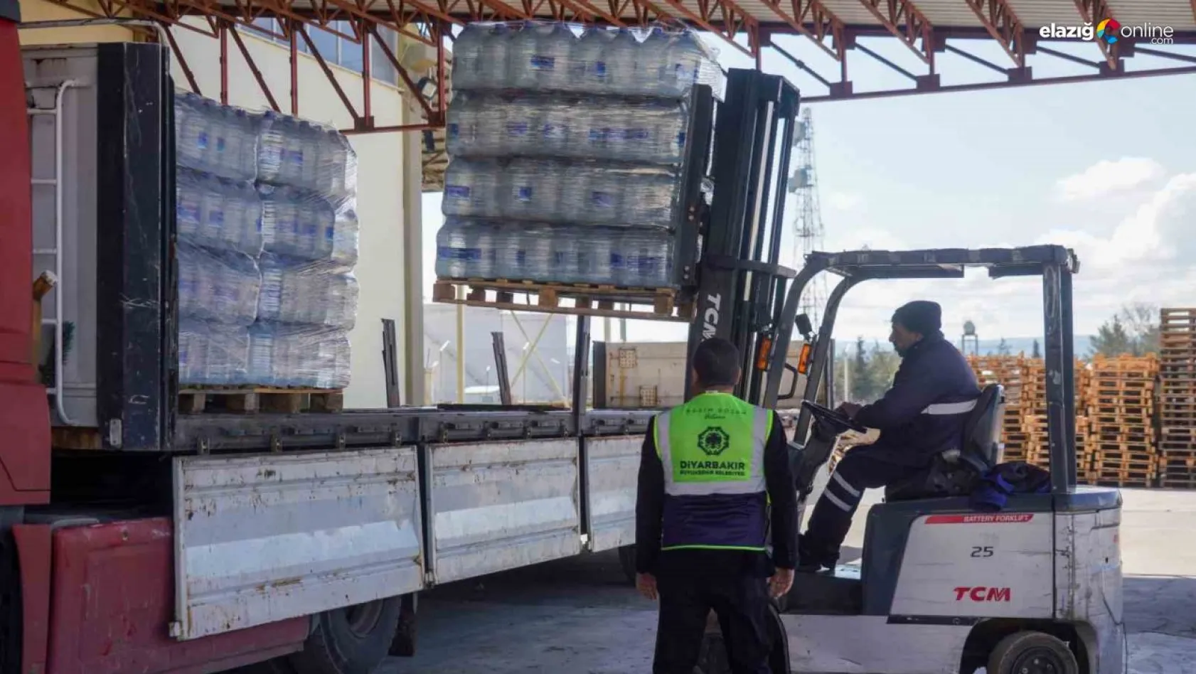 Diyarbakır'dan Şanlıurfa'ya 5 tır içme suyu desteği