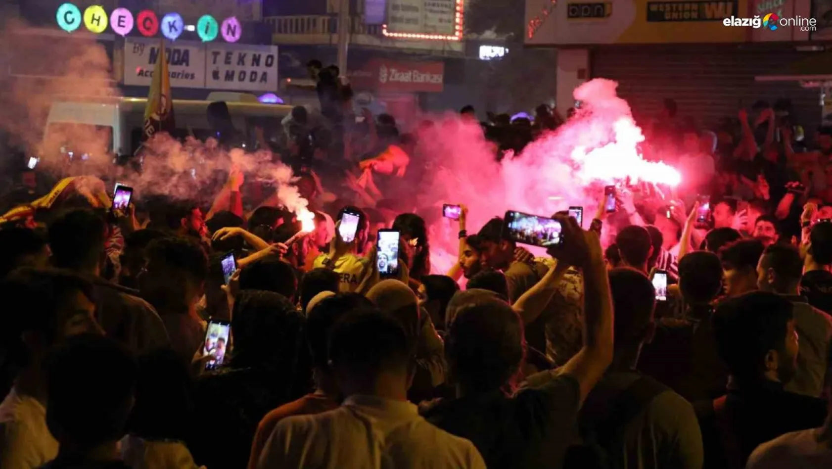 Diyarbakırlılar Galatasaray'ın şampiyonluğunu meşalelerle kutladı