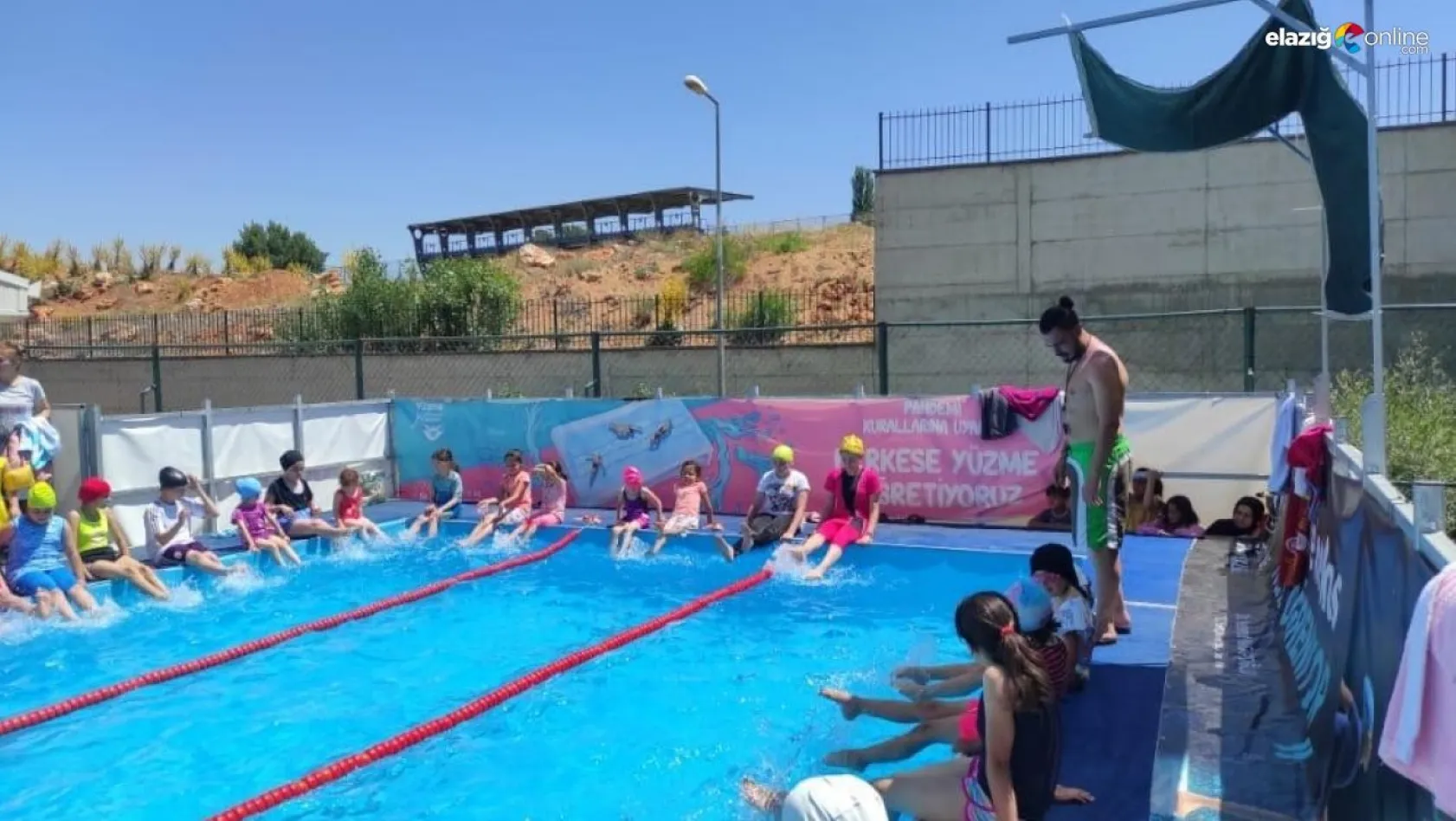 Doğanşehir'de portatif yüzme havuzu keyfi