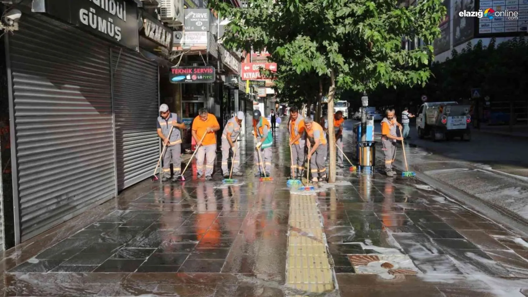 Elazığ Belediyesi kent genelinde temizlik çalışmalarını sürdürüyor