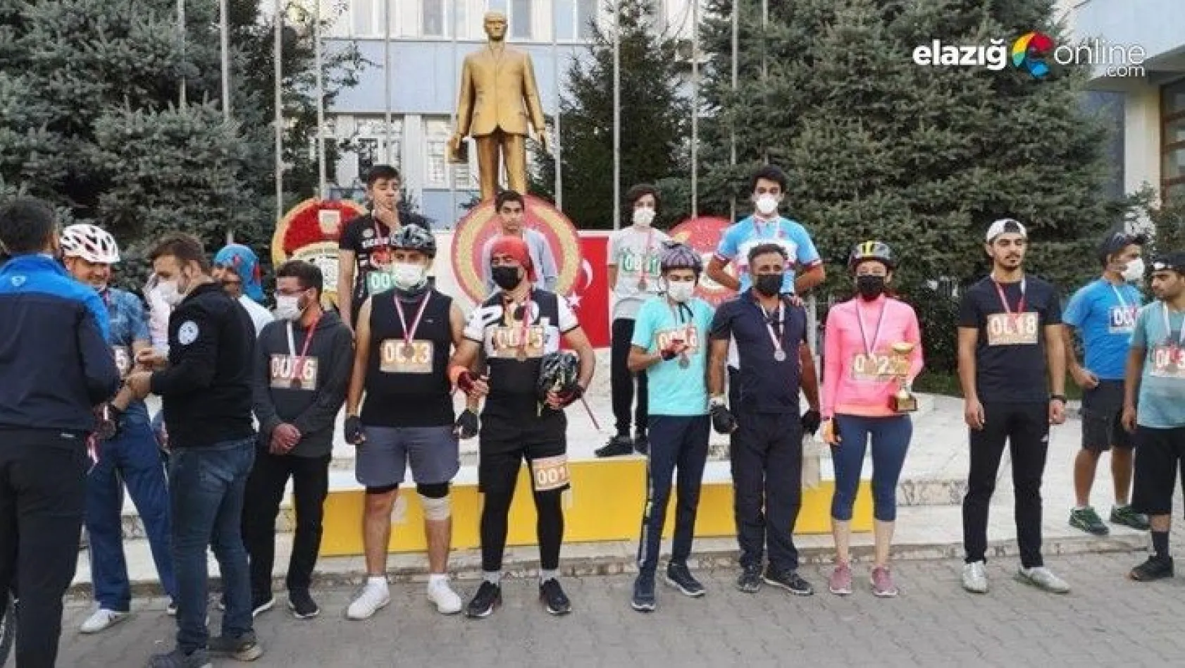 Elazığ Bisiklet Spor Kulübü Bingöl'den Kupalarla Döndü
