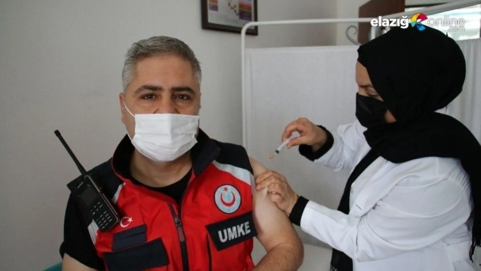 Elazığ'da UMKE personeli Covid-19 aşısı oldu
