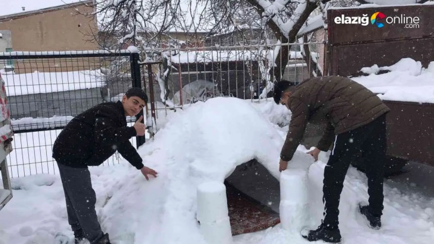 Baskil'de 3 arkadaş kardan ev yapıp içinde vakit geçirdi