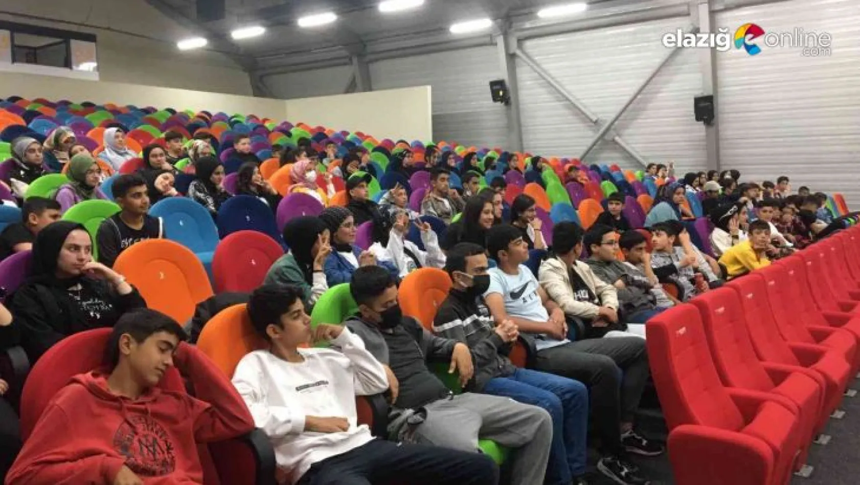 Başkan Çadırcı'dan öğrencilere sinema keyfi