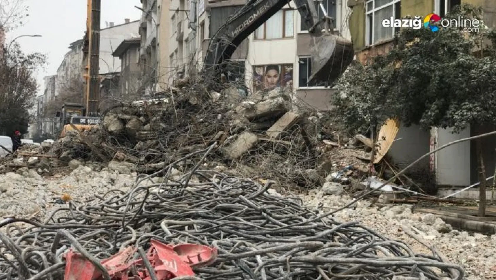Elazığ depreminde ağır hasar alan binaların yıkımı sürüyor