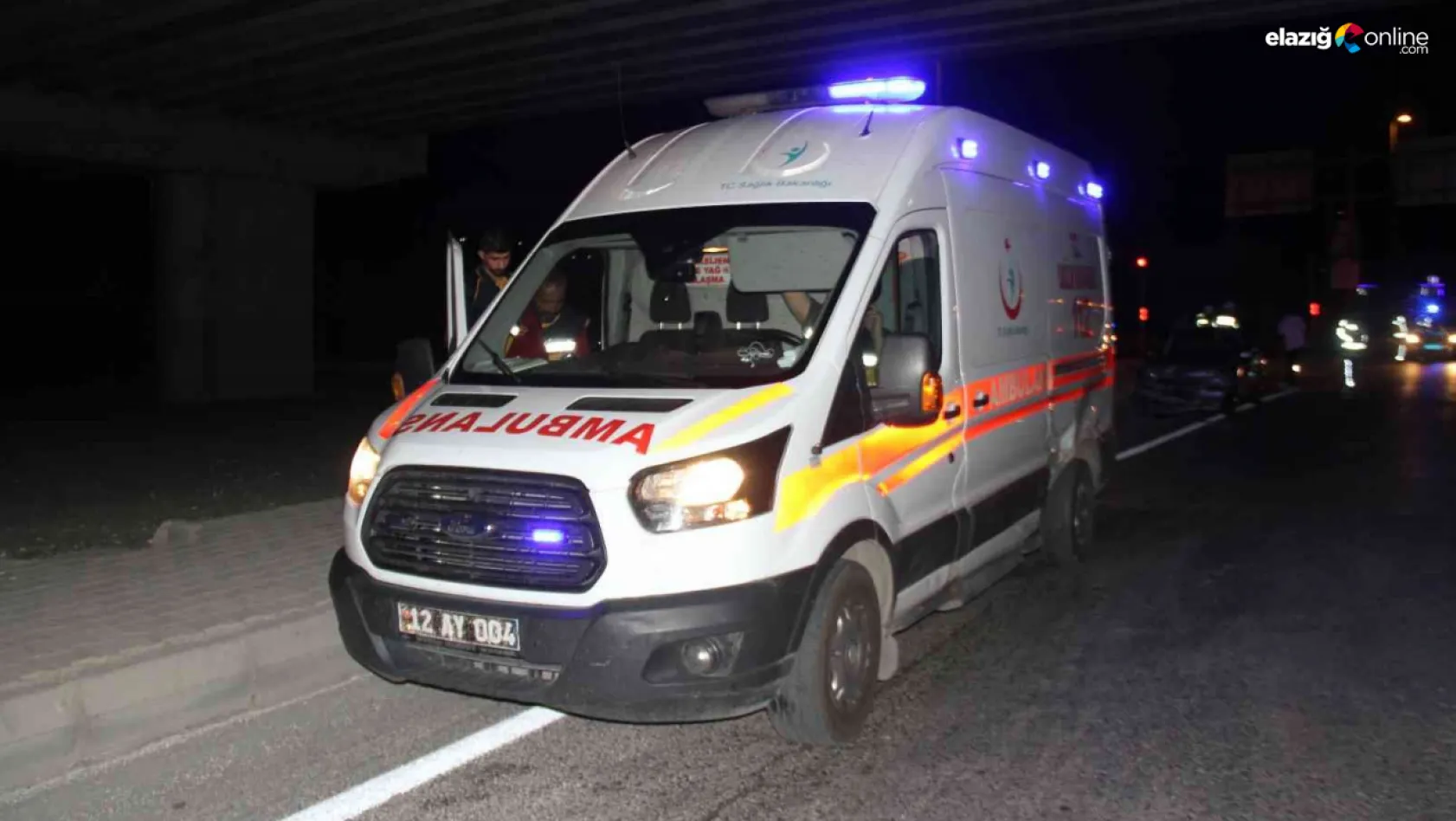 Ambulans ile otomobilin çarpışması sonucu 2 kişi yaralandı