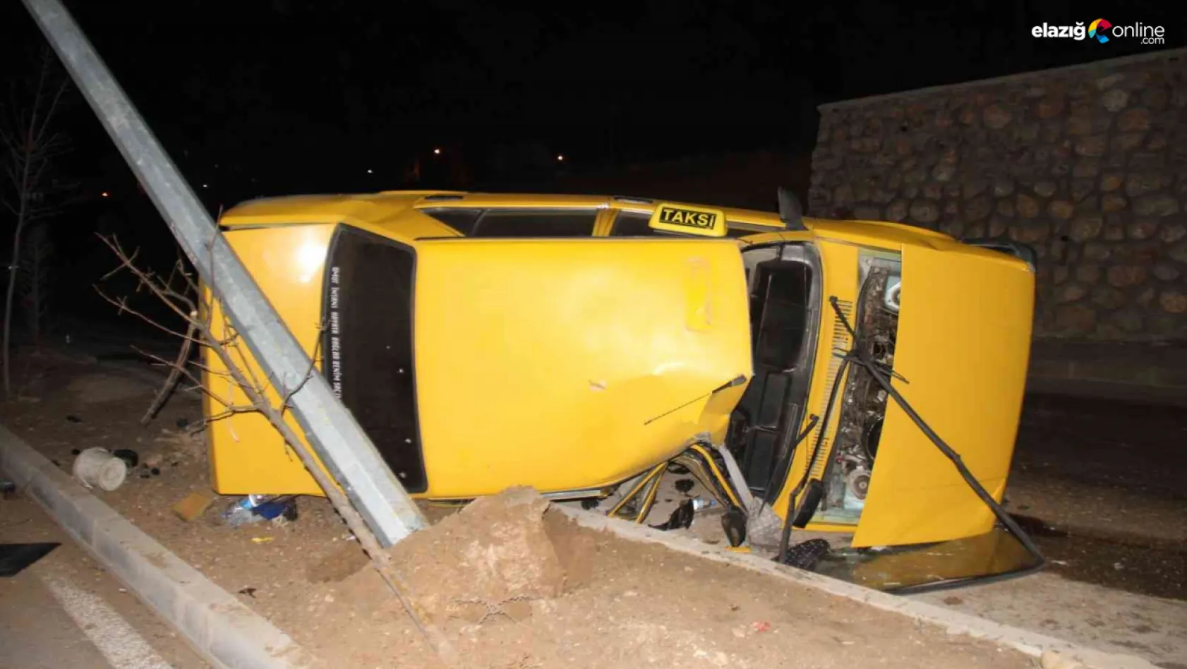 Elazığ'da aydınlatma direğine çarpan otomobil yan yattı: 3 yaralı