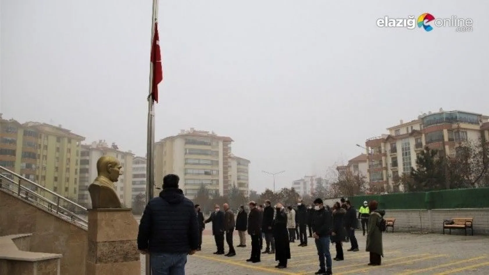 Elazığ'da bayrak töreni eşliğinde İstiklal Marşı okundu