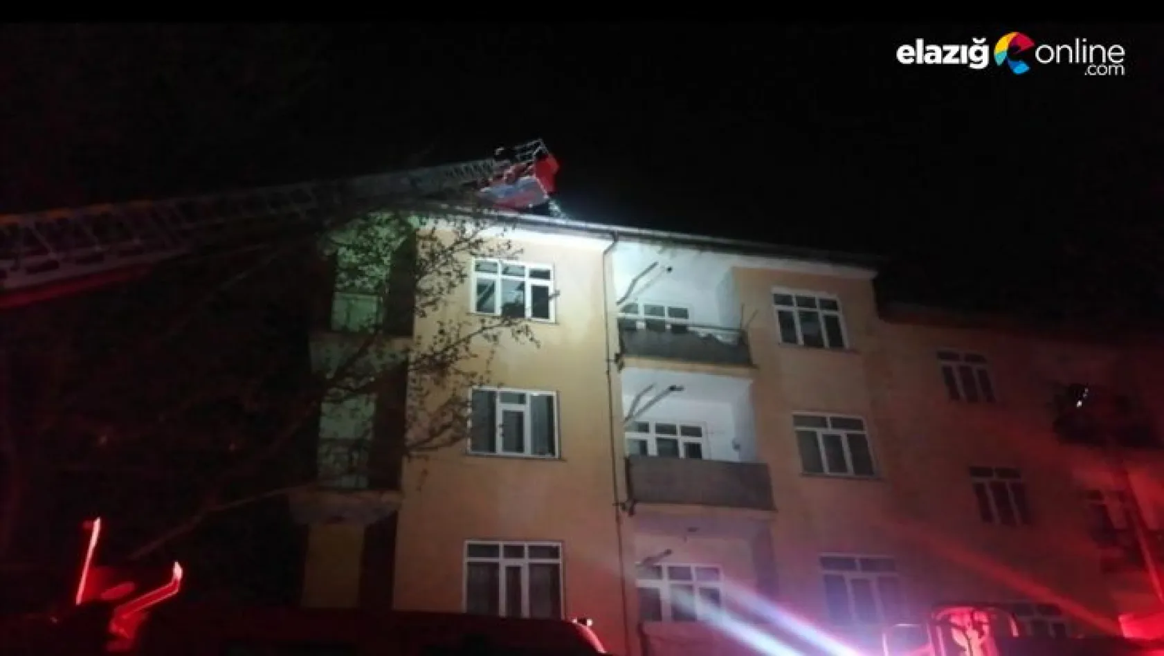 4 katlı bir binanın çatısı alev alev yandı