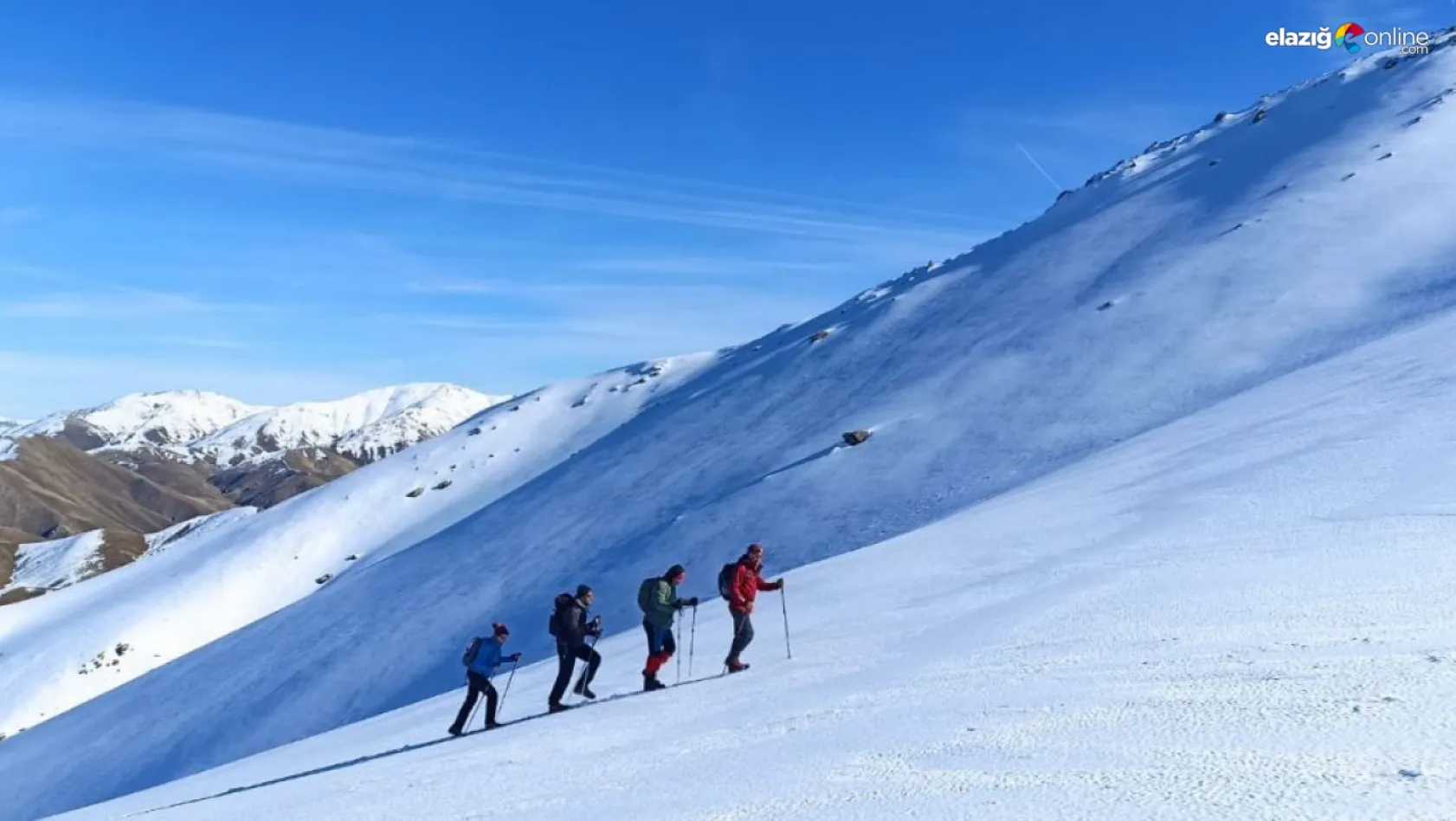 Elazığ'da dağcılar beyaza bürünen 2 bin 620 metre yüksekliğindeki Akdağ'a tırmandı