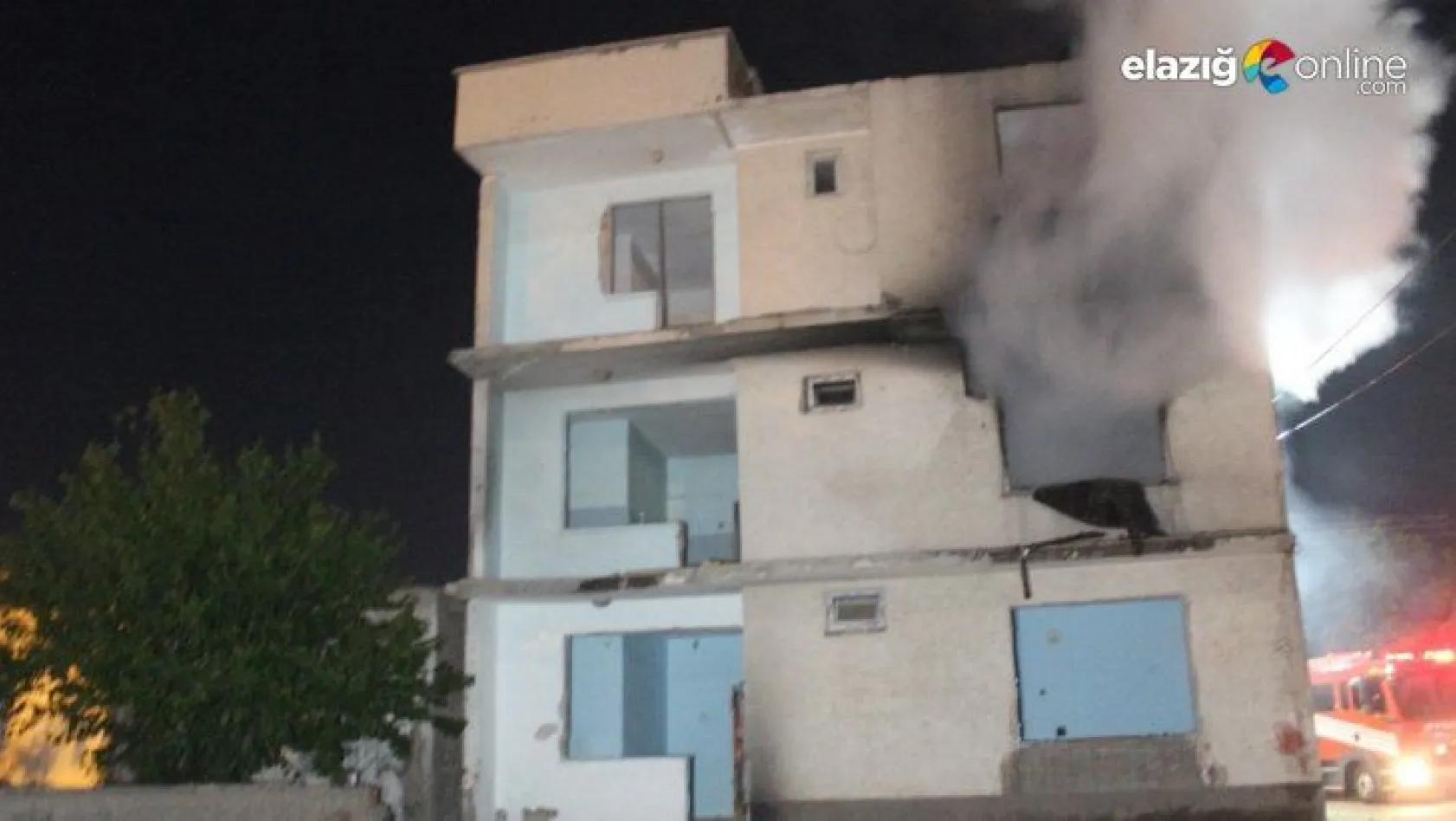 Elazığ'da depremde hasar gören binada yangın çıktı