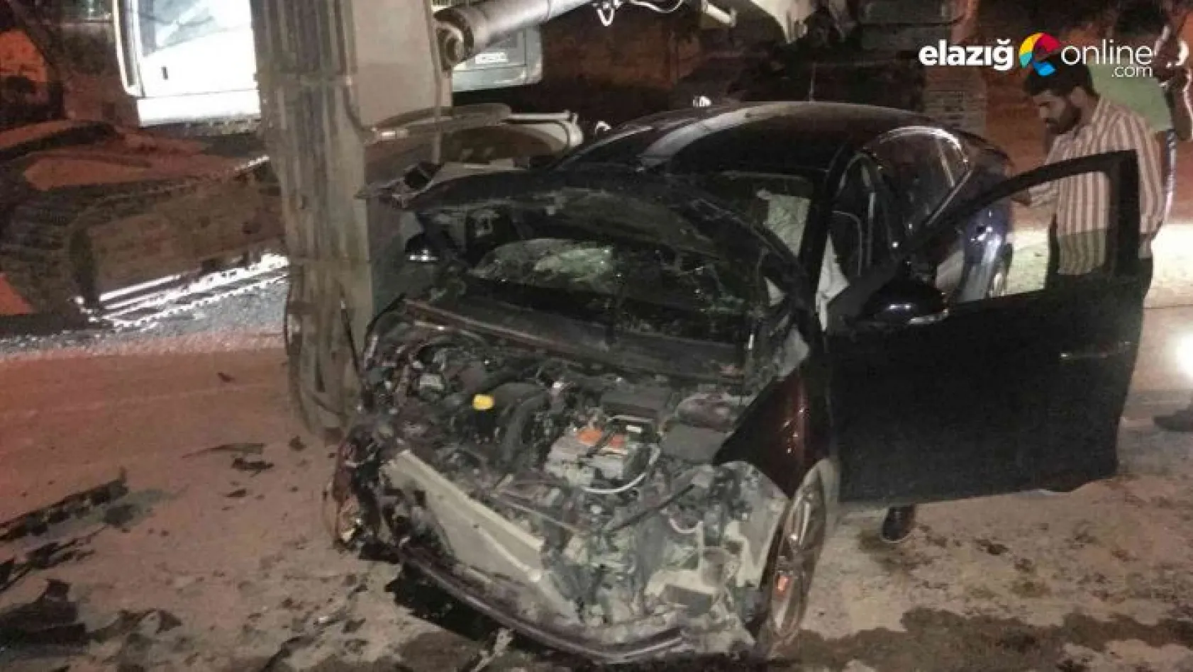 Elazığ'da ekskavatöre çarpan otomobil hurdaya döndü: 2'si ağır 3 yaralı