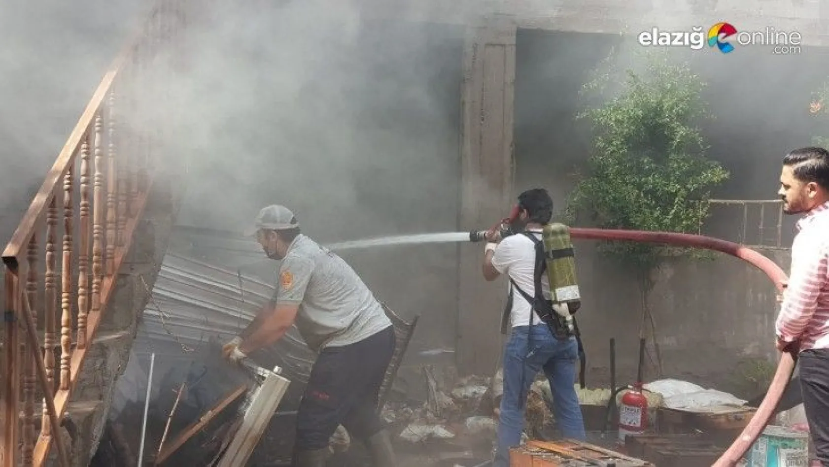 Keban'da ev yangını: 2 kişi dumandan etkilendi