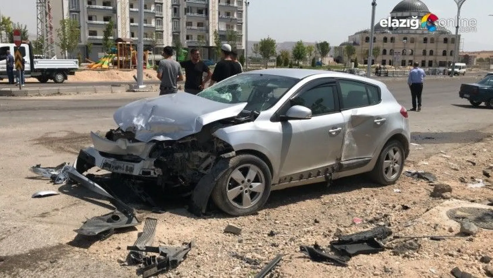 Elazığ'da iki otomobil çarpıştı: 8 yaralı