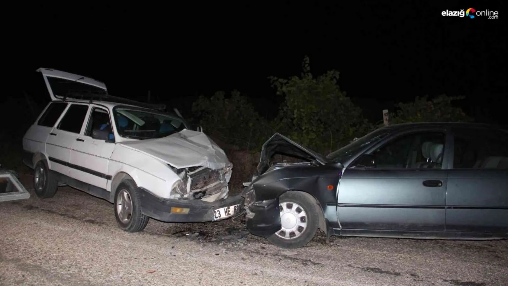 Elazığ'da gece yarısı kaza! İki otomobil kafa kafaya çarpıştı: 5 yaralı