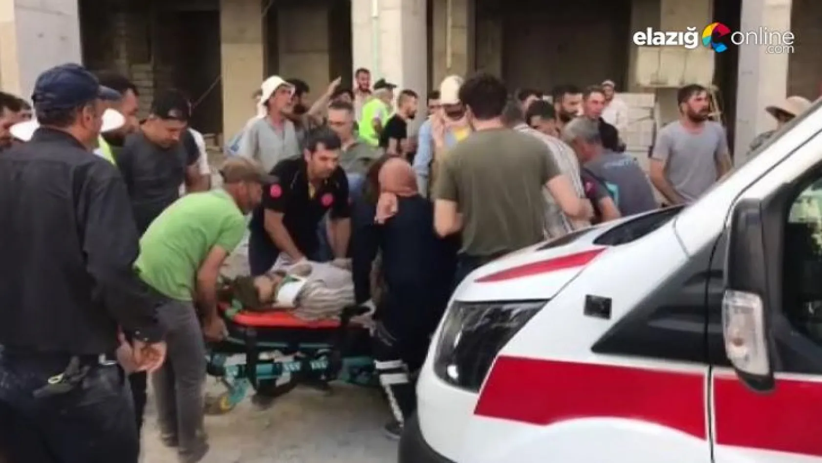 Elazığ'da inşattan düşen işçi hayatını kaybetti, çalışanlar sağlık ekiplerine saldırdı