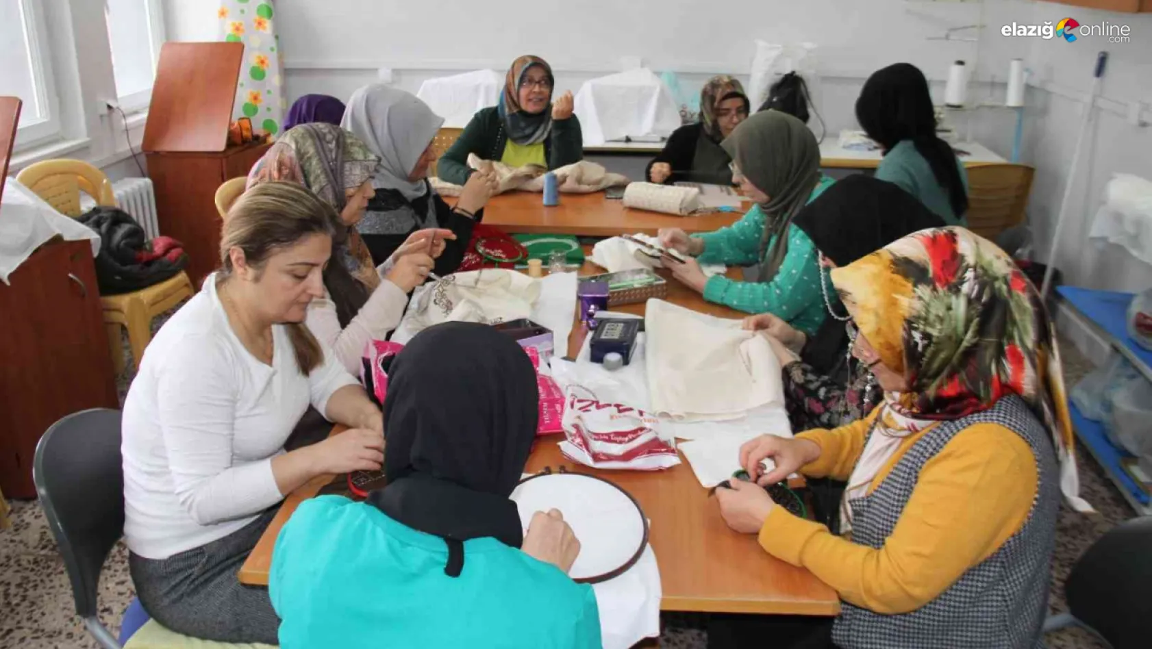 Elazığ'da kadınlar, Halk Eğitim Merkezi'ndeki kurslarda hem sosyalleşiyor hem de öğreniyor