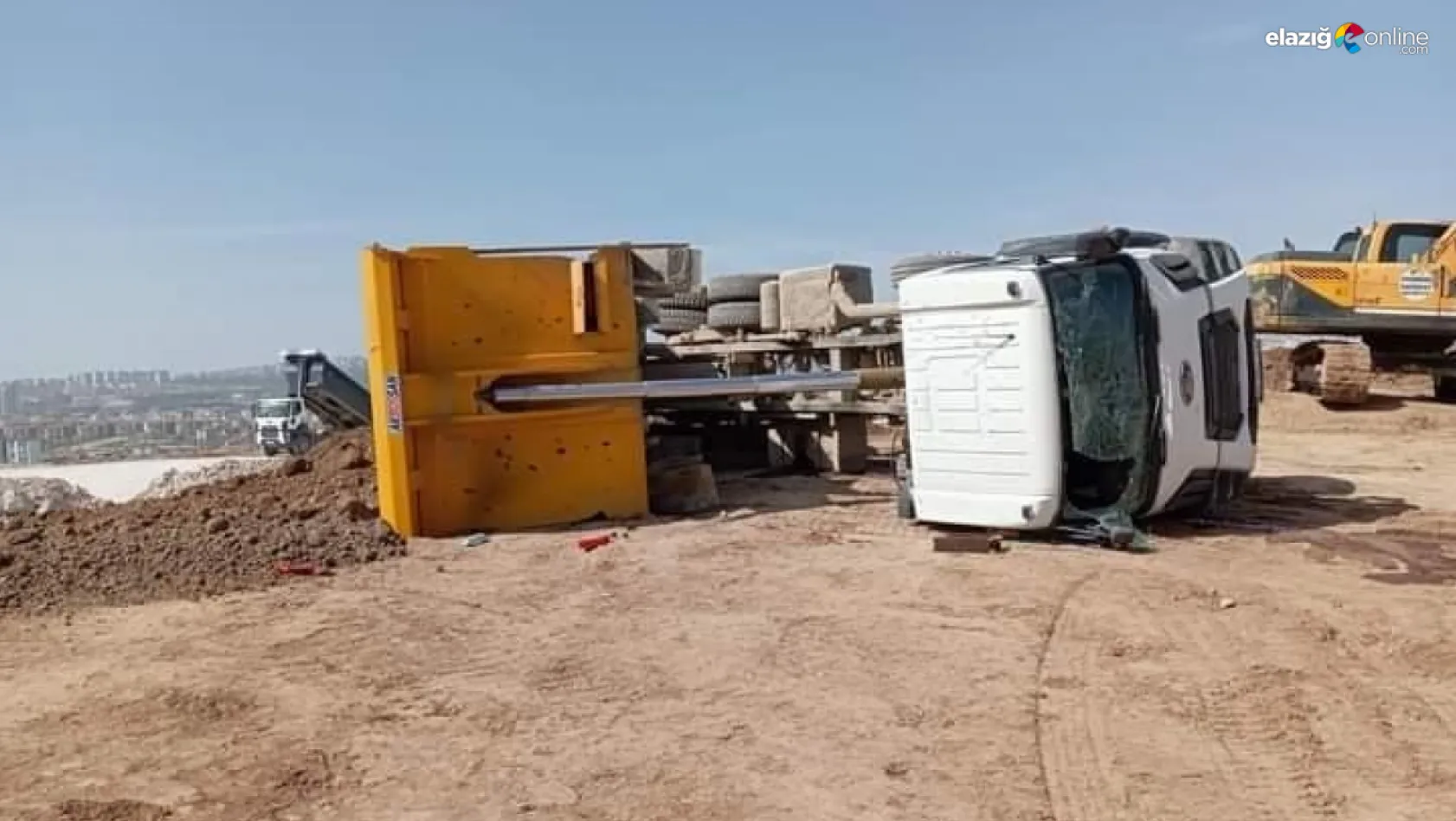 Elazığ'da toprak yüklü kamyon devrildi!
