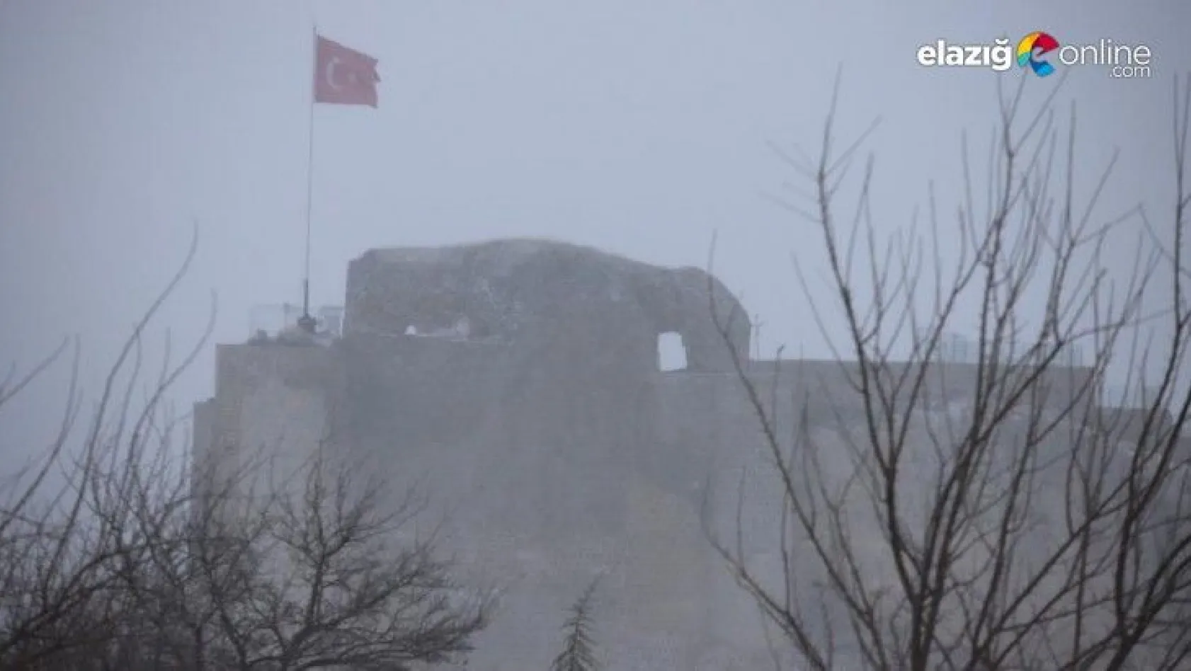 Elazığ'da kar yağışı başladı, tarihi mahalle Harput beyaza büründü