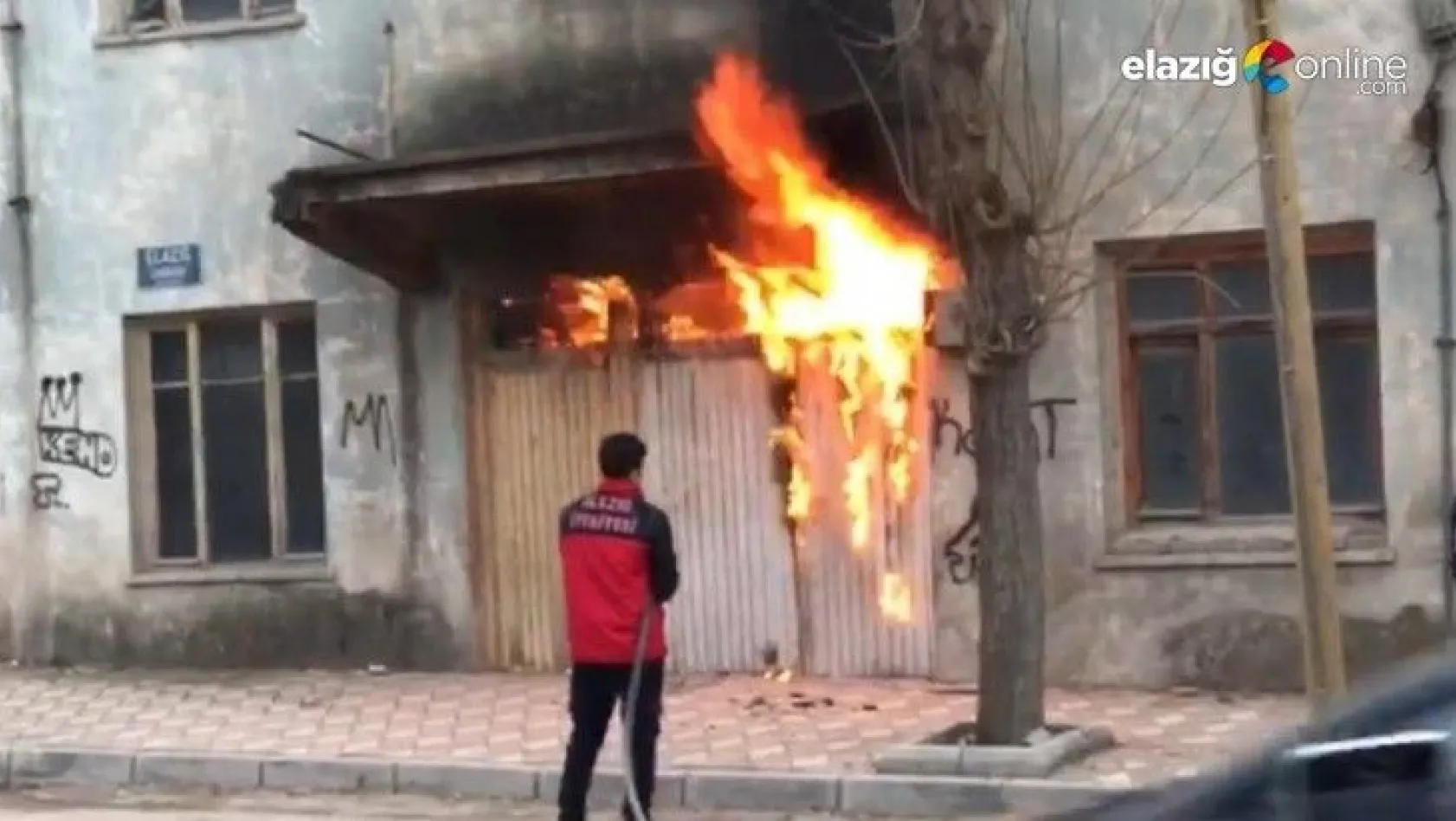 Elazığ'da metruk bir ev alev alev yandı