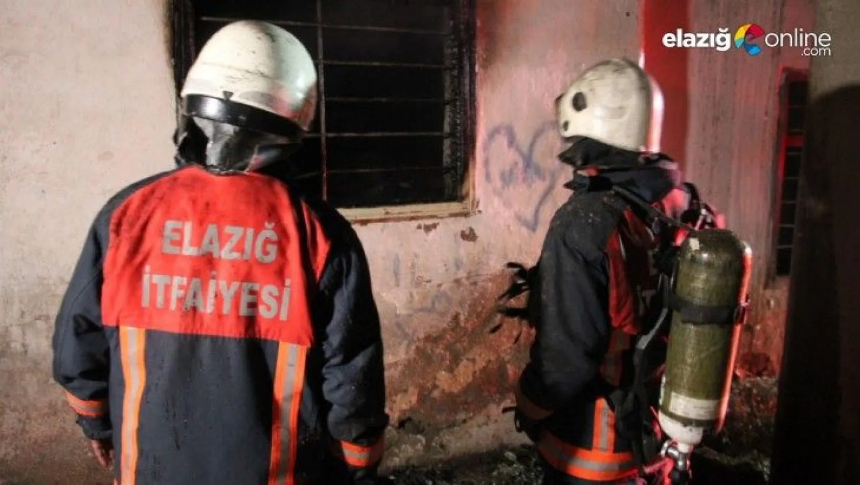 Elazığ'da metruk ev yangını