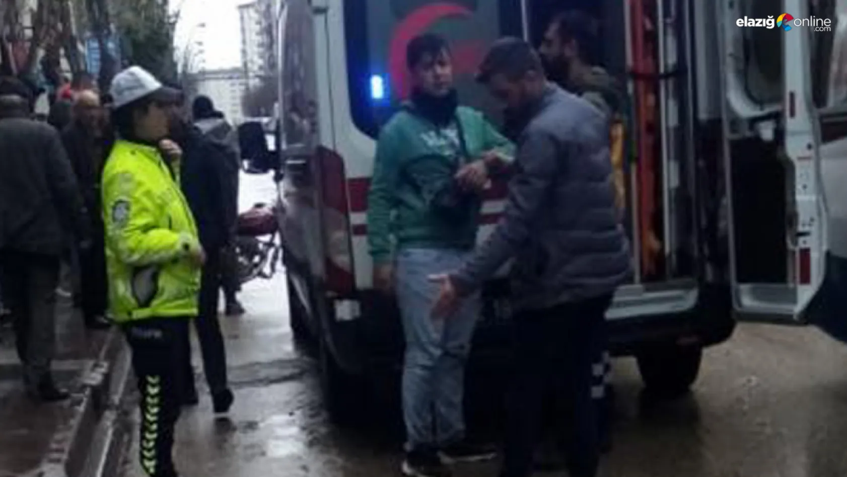 Elazığ'da motosiklet yayaya çarptı: 2 yaralı