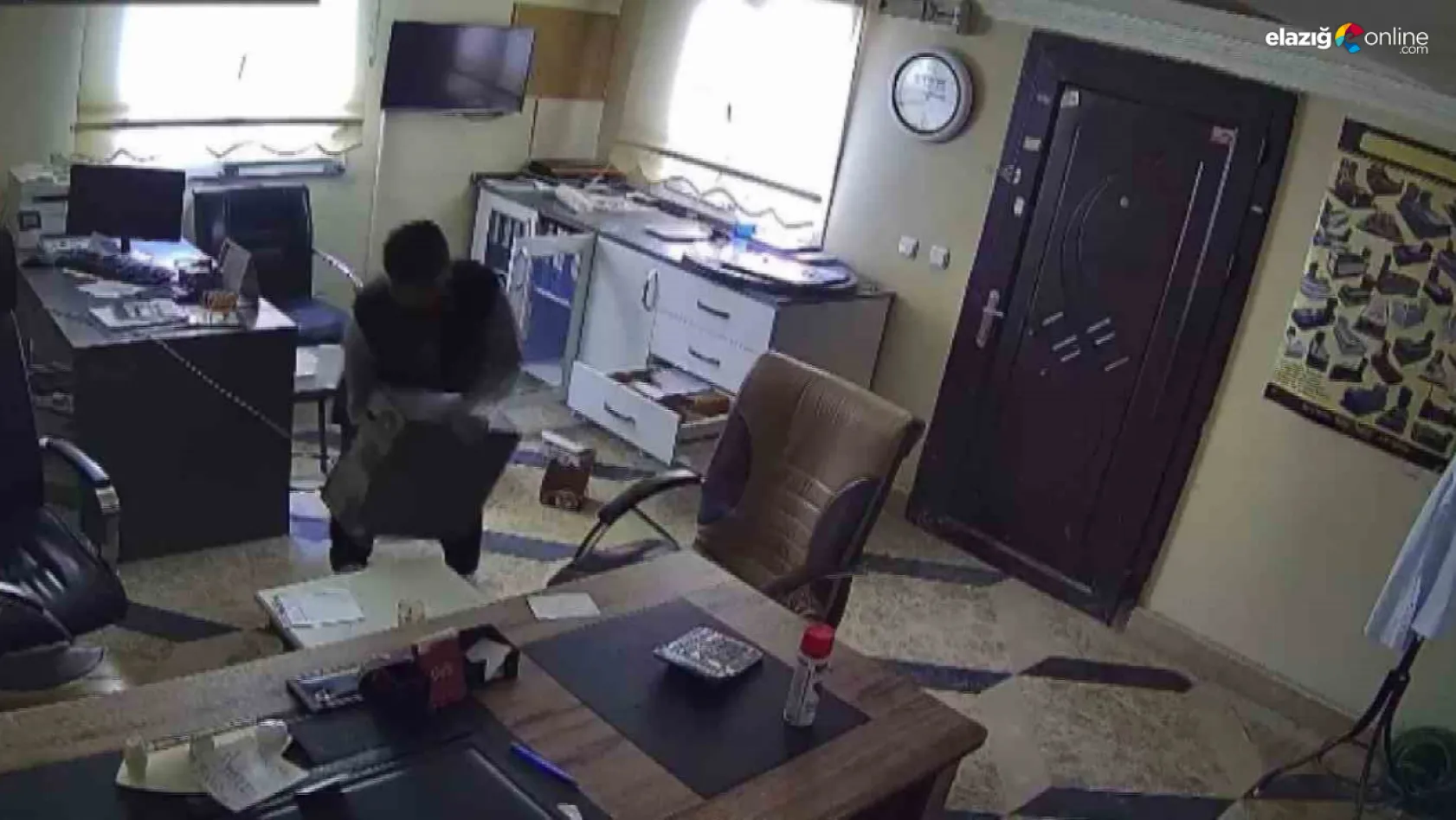 Elazığ'da iş yerindeki hırsızlık olayı kameralara yansıdı