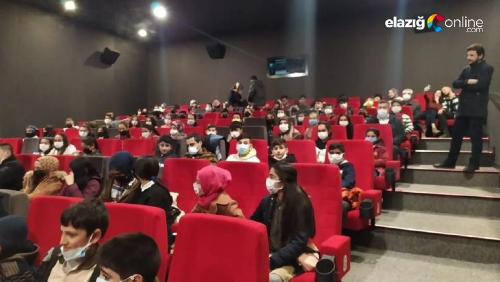 Sivrice'den gelen 100 öğrenci 'Kesişme İyi ki Varsın Eren' filmini izledi