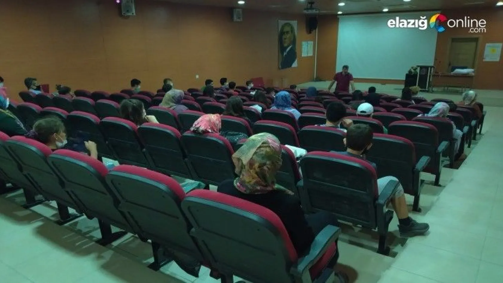 Elazığ'da öğrencilere eğitim seti dağıtıldı