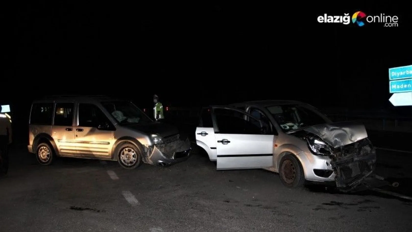 Elazığ'da otomobil ile hafif ticari araç çarpıştı