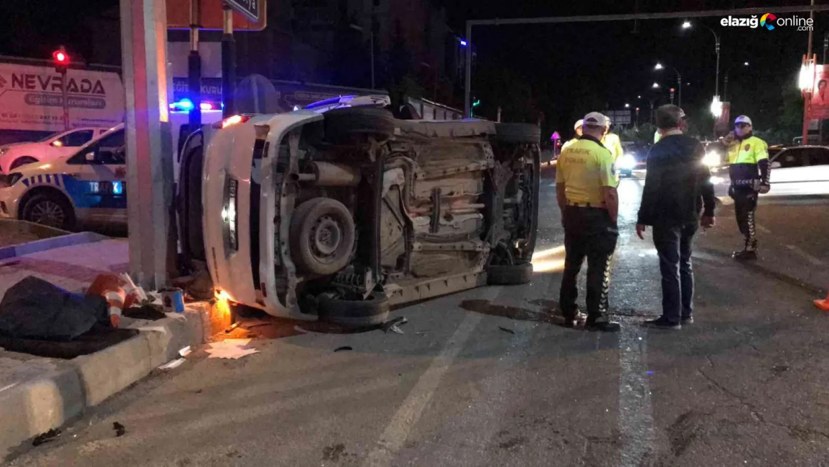 Malatya Caddesi'nde trafik kazası! Çarpışmanın etkisiyle hafif ticari araç devrildi