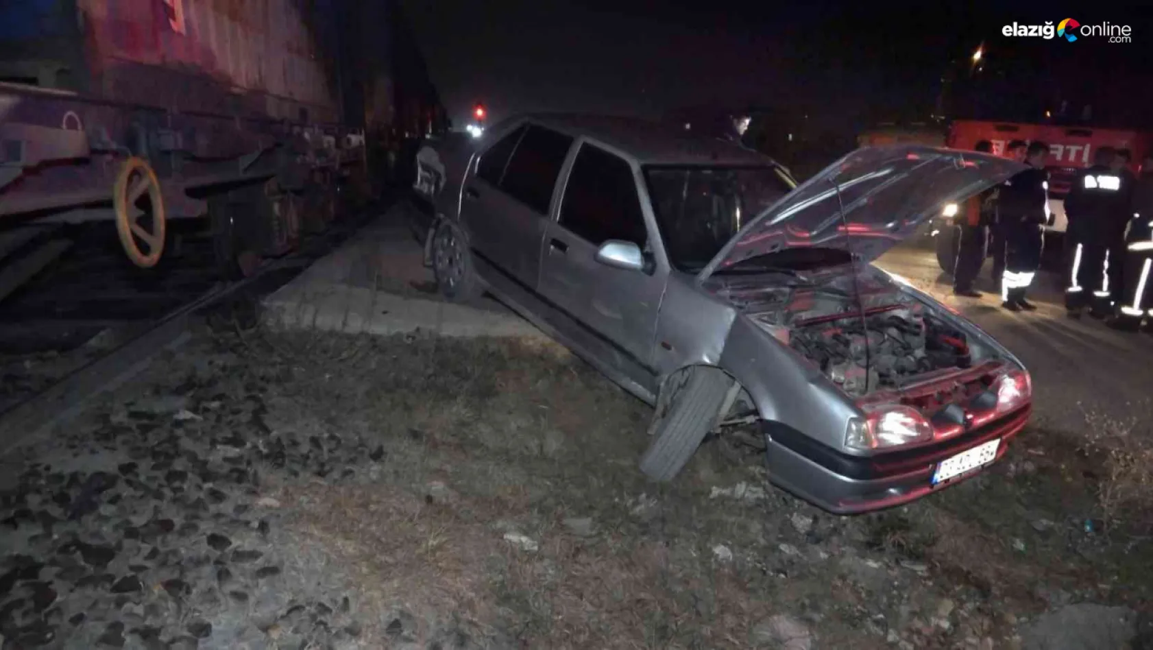 Elazığ'da otomobil trene çarptı