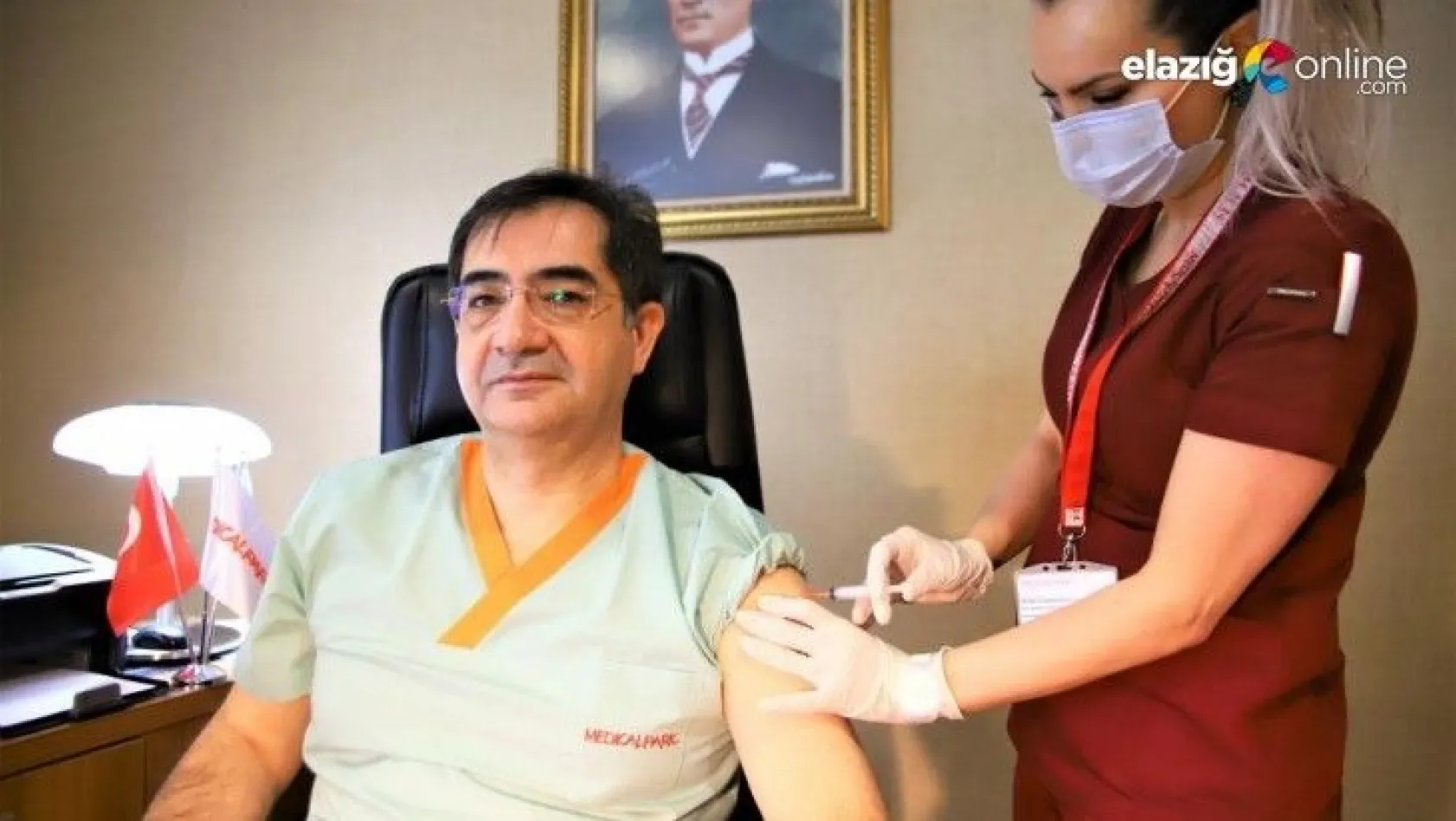 Elazığ'da sağlık çalışanları aşı olmaya devam ediyor