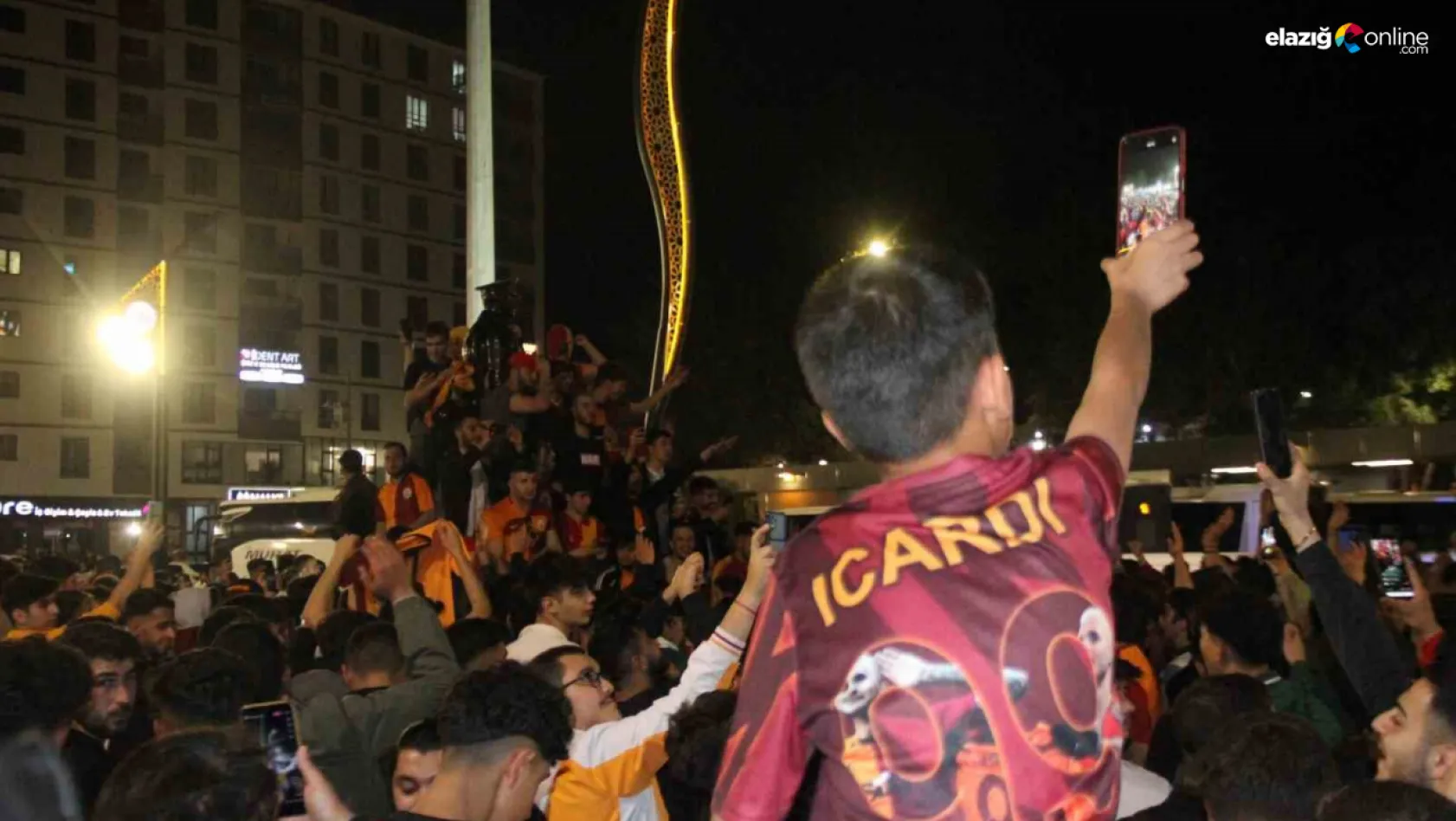 Galatasaray Elazığ'da da taraftarlarını sokağa döktü