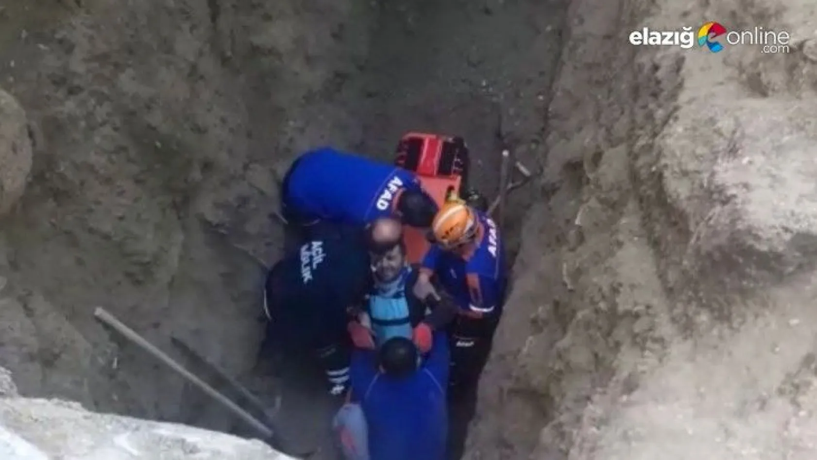Toprak altında kalan 2 işçi kurtarıldı