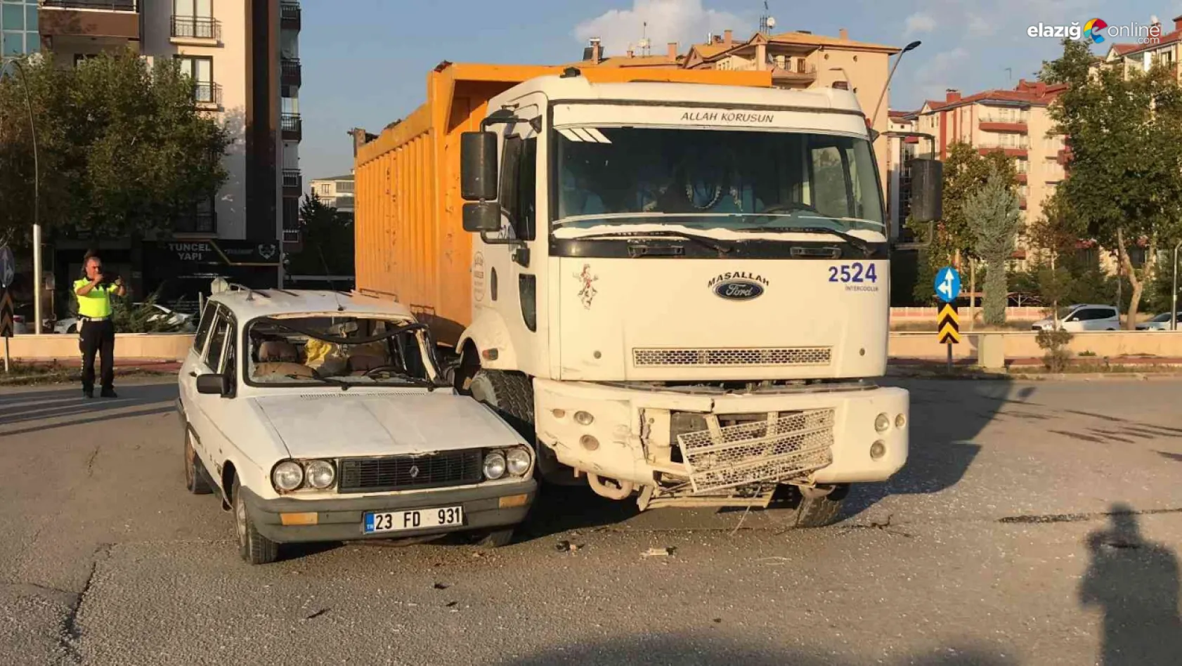 Ataşehir Mahallesi'nde kaza! Kamyon ile otomobilin çarpıştı