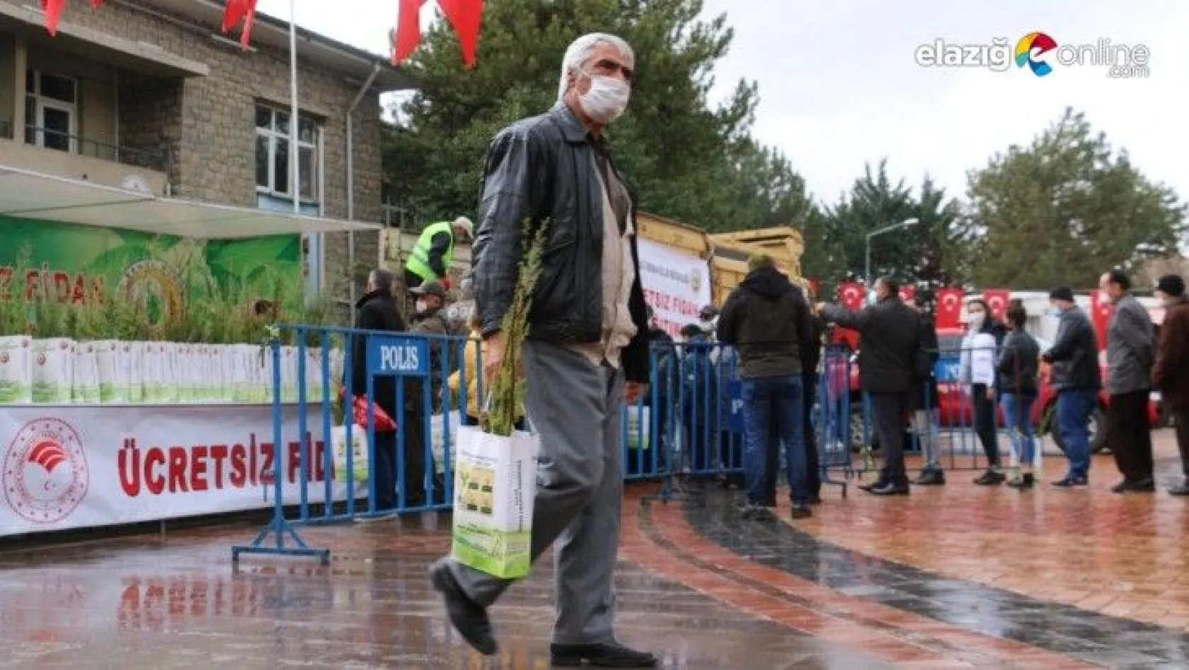 Elazığ'da vatandaşlara 5 bin adet ücretsiz fidan dağıtıldı